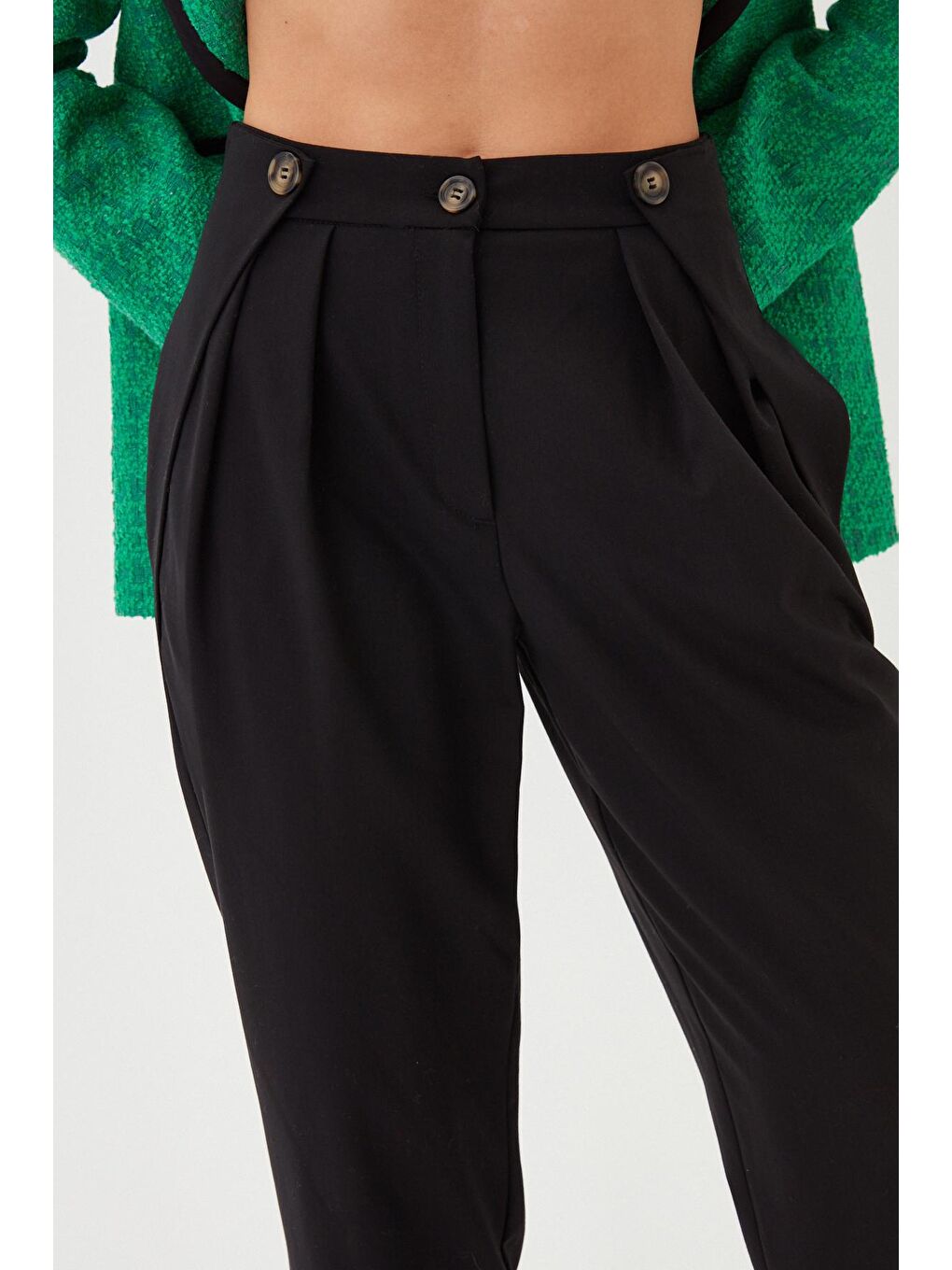 Kadın Siyah Beli Düğme Detaylı Pileli Kumaş Pantolon-1