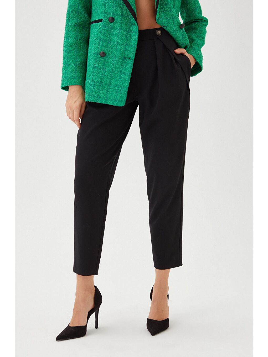 Kadın Siyah Beli Düğme Detaylı Pileli Kumaş Pantolon-2
