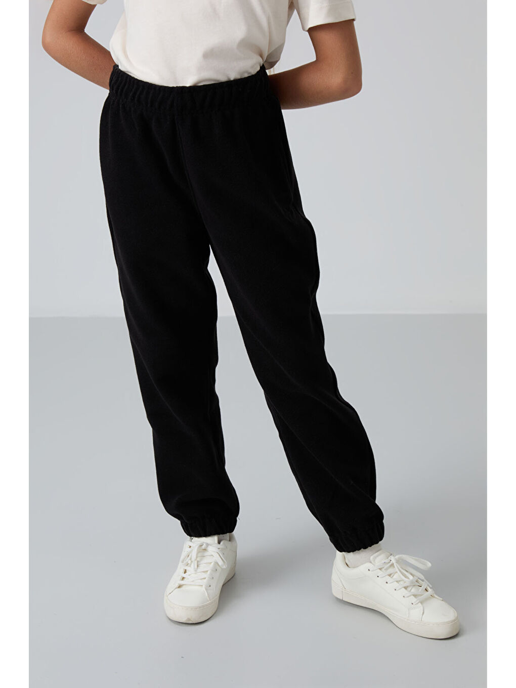 Siyah Kalın Yumuşak Dokulu Standart Fit Nakışlı Polar Kız Çocuk Eşofman Alt - 75155-1