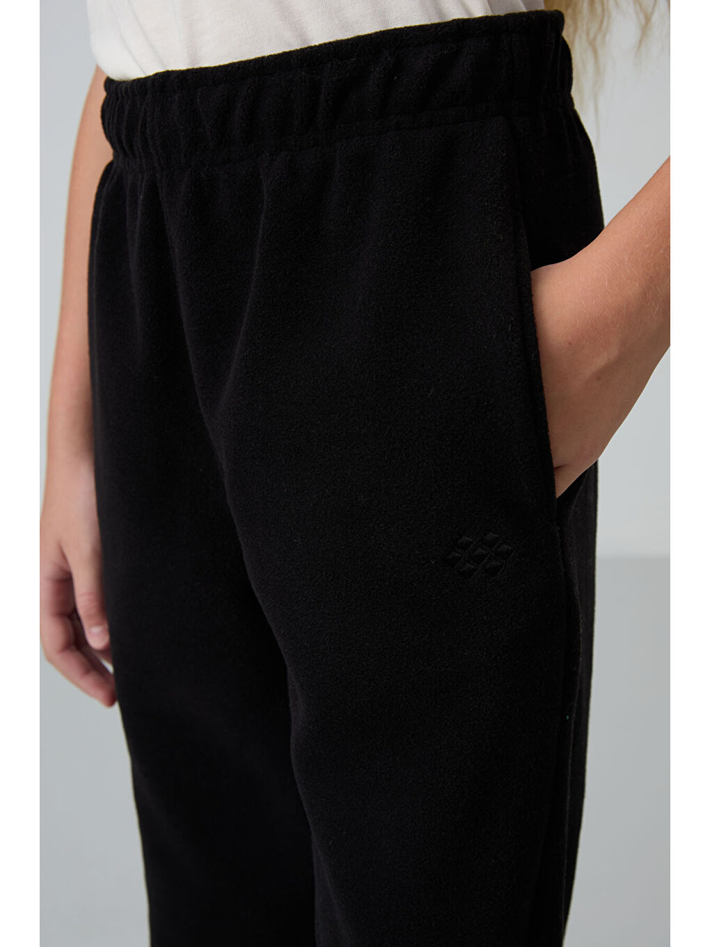 Siyah Kalın Yumuşak Dokulu Standart Fit Nakışlı Polar Kız Çocuk Eşofman Alt - 75155-2