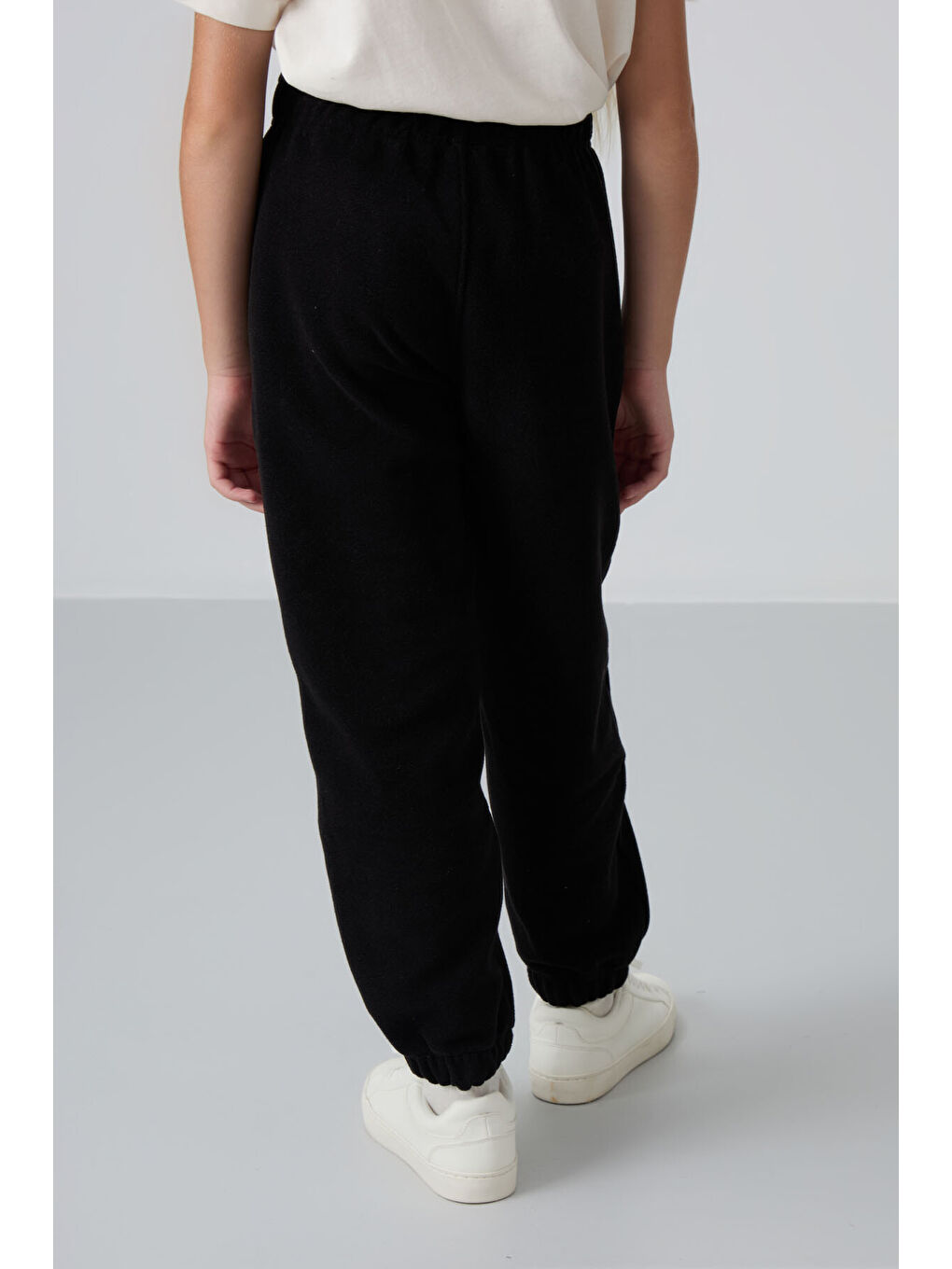 Siyah Kalın Yumuşak Dokulu Standart Fit Nakışlı Polar Kız Çocuk Eşofman Alt - 75155-4