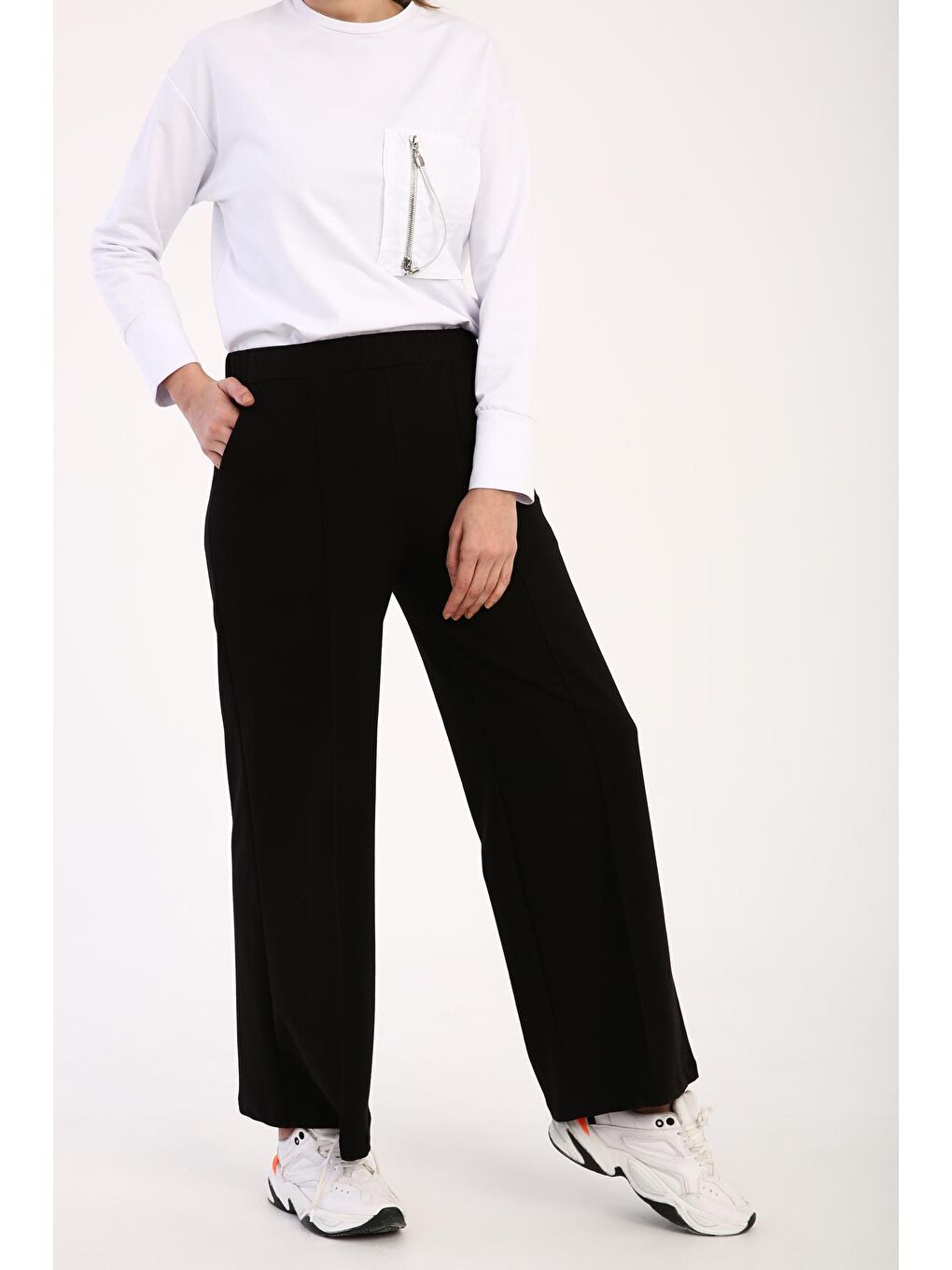 Siyah Çimalı Cepli Bol Paça Eşofman Altı-4