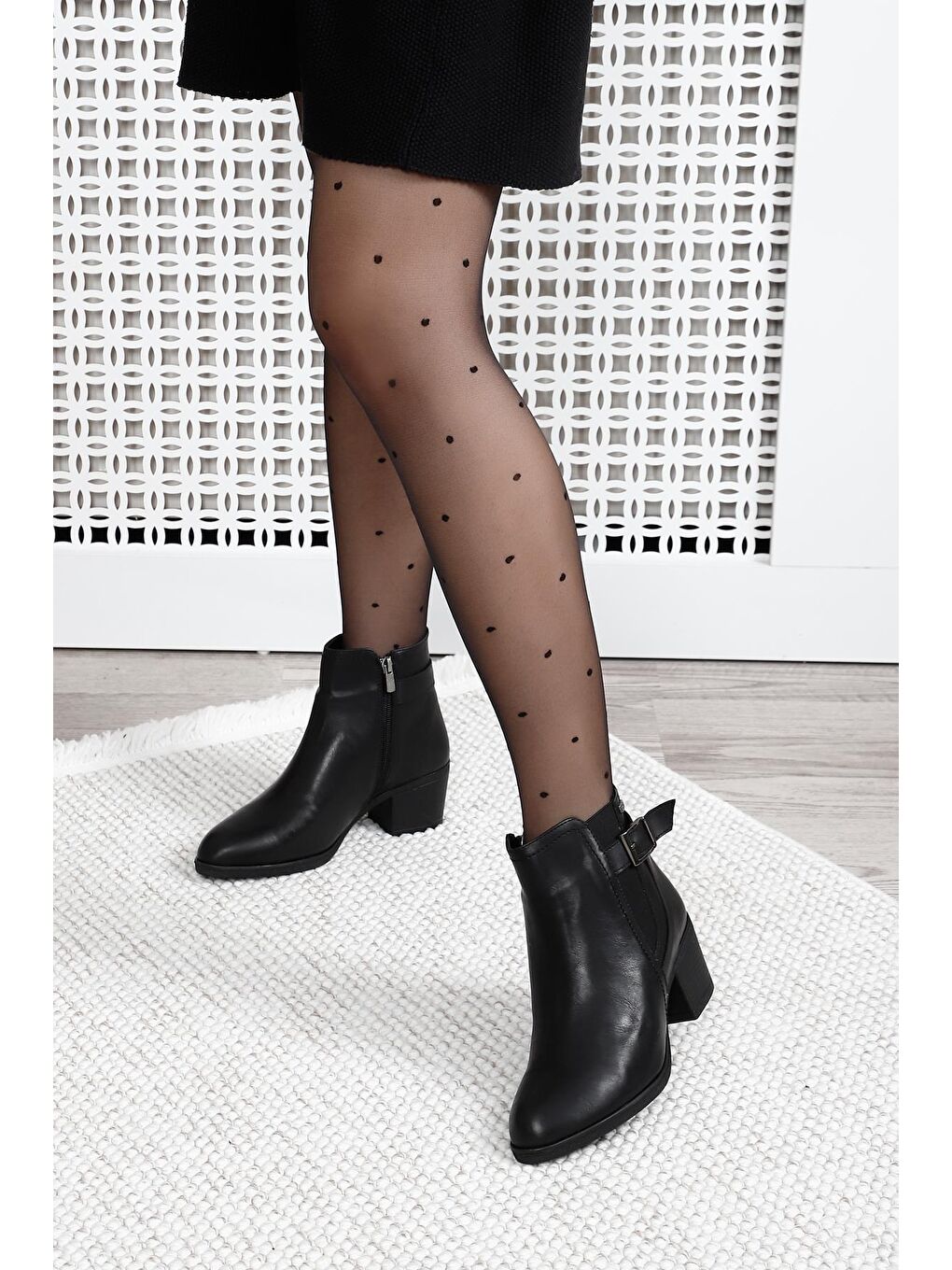 Siyah Sivri Burun Kauçuk Taban Topuklu Fermuarlı Tokalı Kadın Günlük Bot 20472