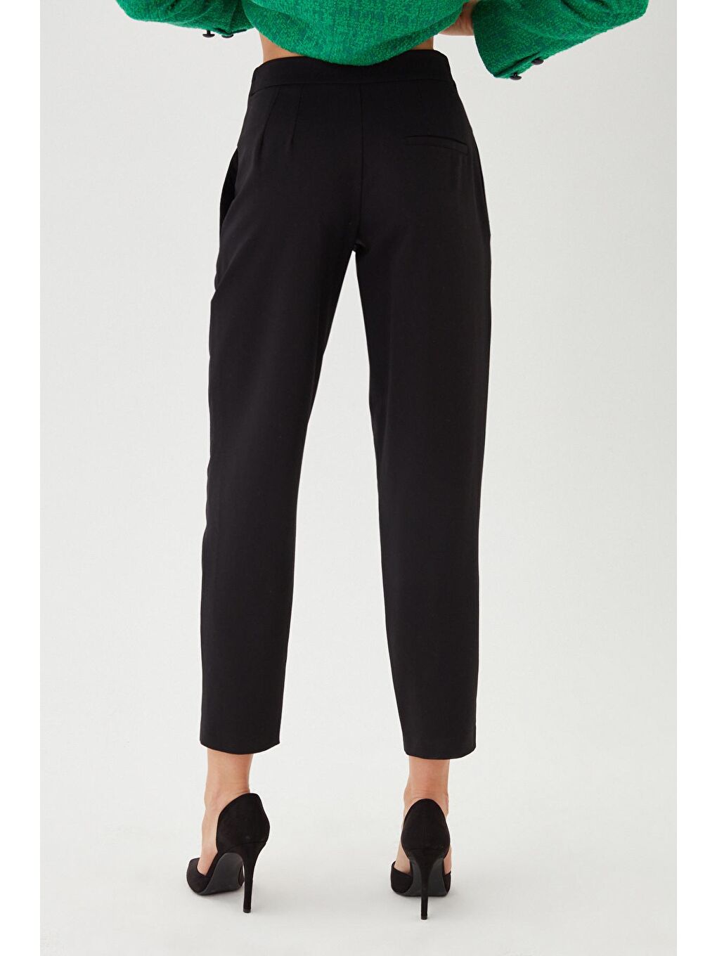 Kadın Siyah Beli Düğme Detaylı Pileli Kumaş Pantolon-3