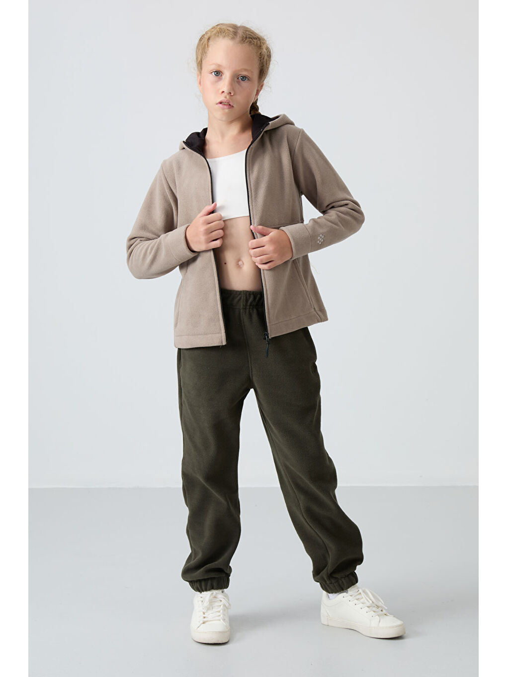 Koyu Bej Kalın Yumuşak Dokulu Standart Fit Nakışlı Polar Kız Çocuk Sweatshirt - 75152-3