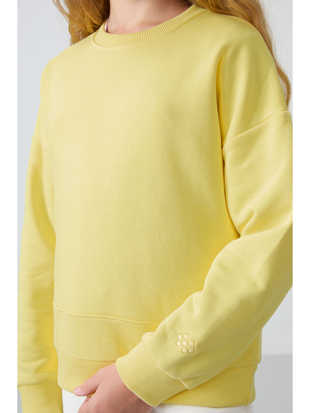 Sarı Pamuklu İçi Tüylü Yumuşak Dokulu Oversize Nakışlı Kız Çocuk Sweatshirt - 75150-1