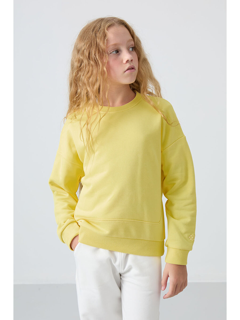 Sarı Pamuklu İçi Tüylü Yumuşak Dokulu Oversize Nakışlı Kız Çocuk Sweatshirt - 75150-2