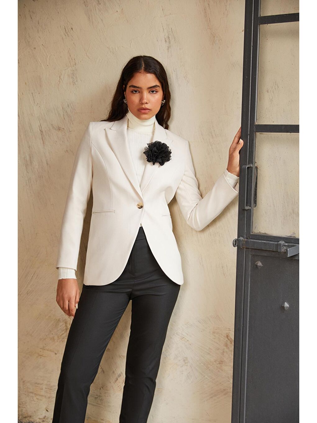 Kadın Ekru Dokulu Kumaş Slim Tek Düğmeli Blazer Ceket-1