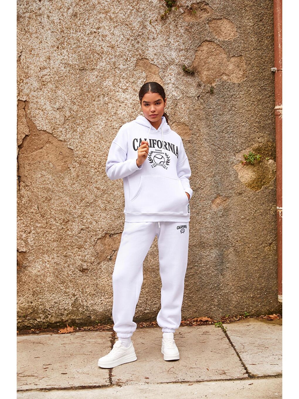 Kadın Beyaz Baskı Detay Kanguru Cepli Şardonlu Takım