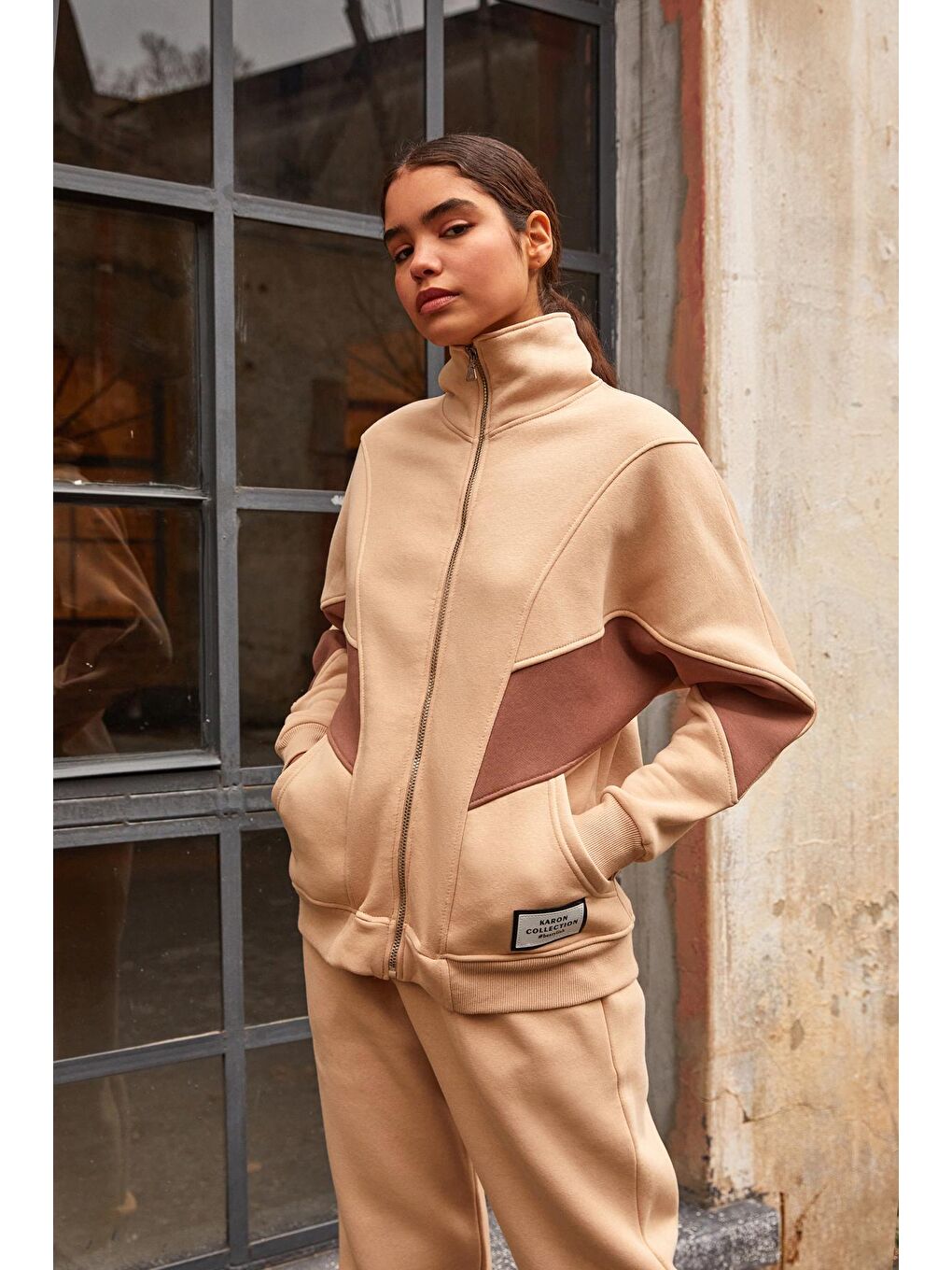 Bej Kadın Taş Garni Detay Fermuar Kapama Dik Yaka Şardonlu Takım