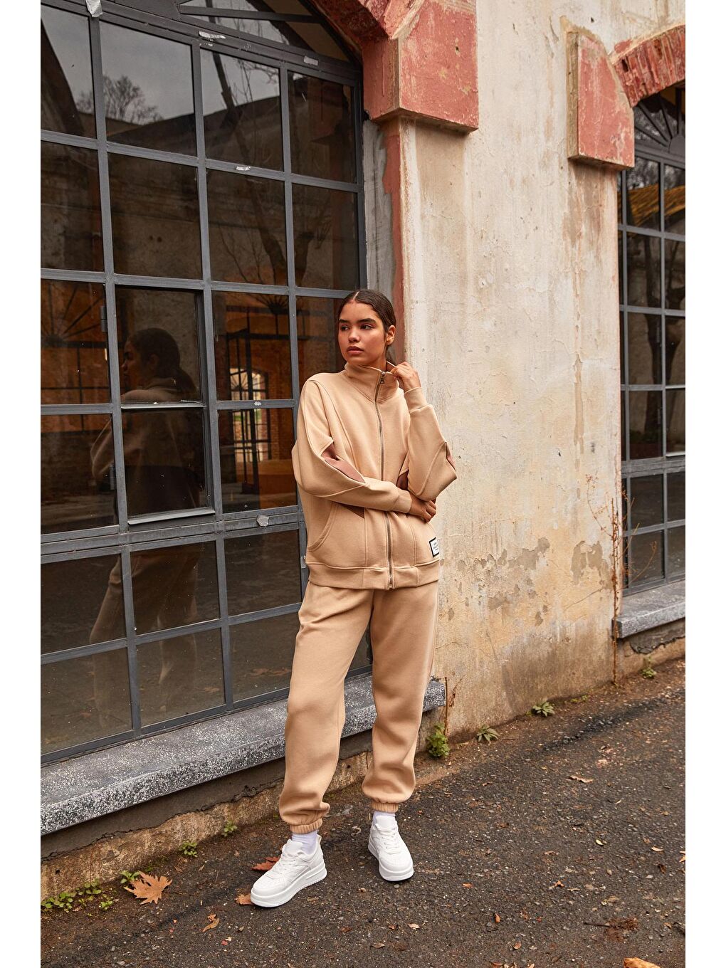 Bej Kadın Taş Garni Detay Fermuar Kapama Dik Yaka Şardonlu Takım-1