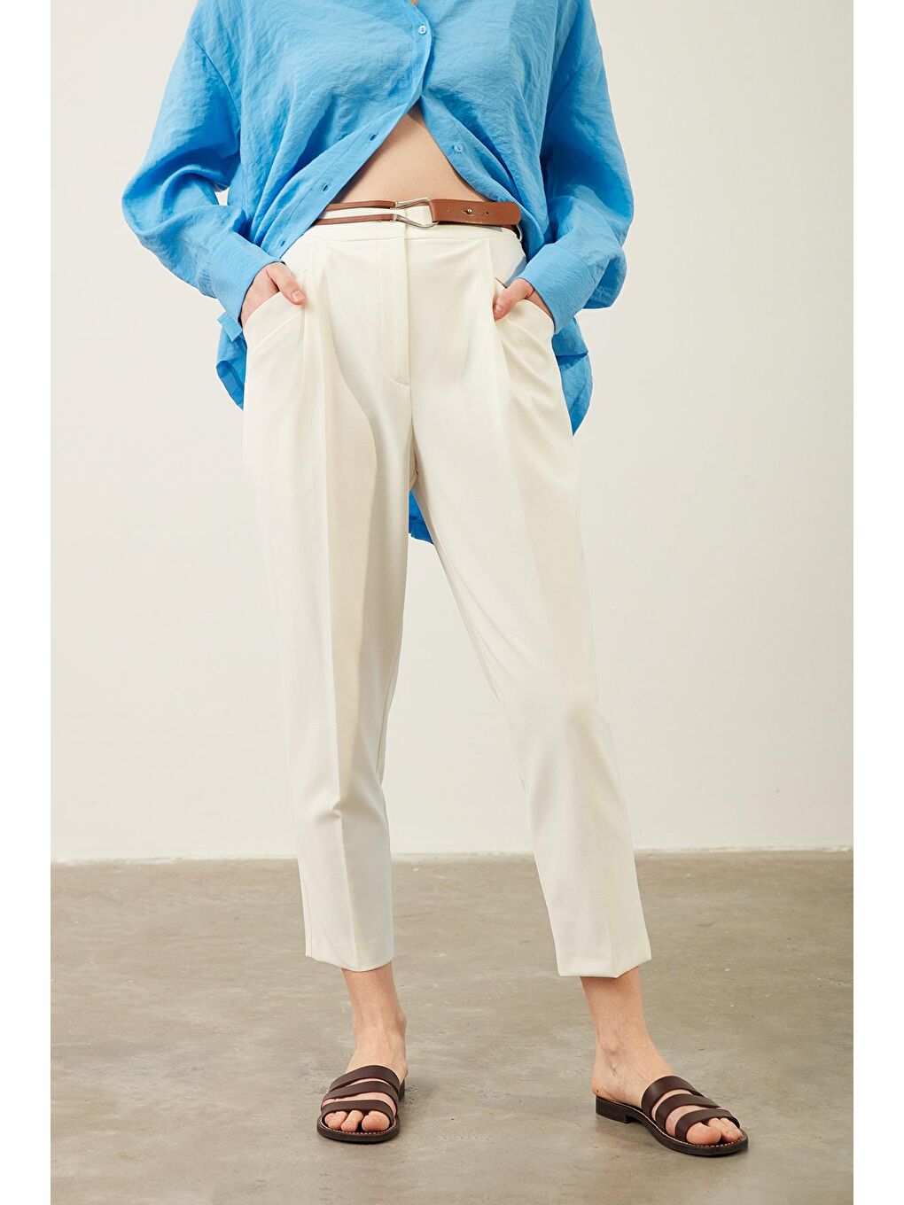 Deri Kemerli Dar Paça Ekru Pantolon-1
