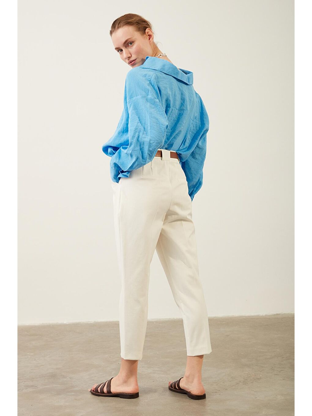 Deri Kemerli Dar Paça Ekru Pantolon-3