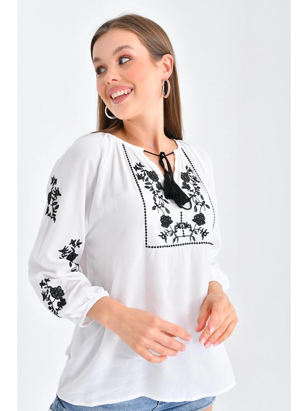 Ekru Uzun Kollu Nakışlı Bluz-3