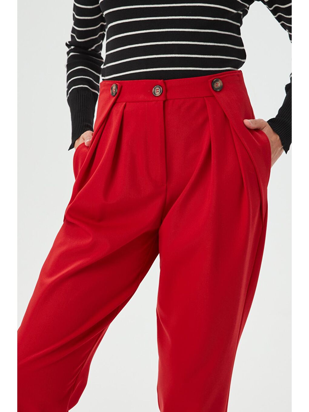 Kadın Kırmızı Beli Düğme Detaylı Pileli Kumaş Pantolon-3