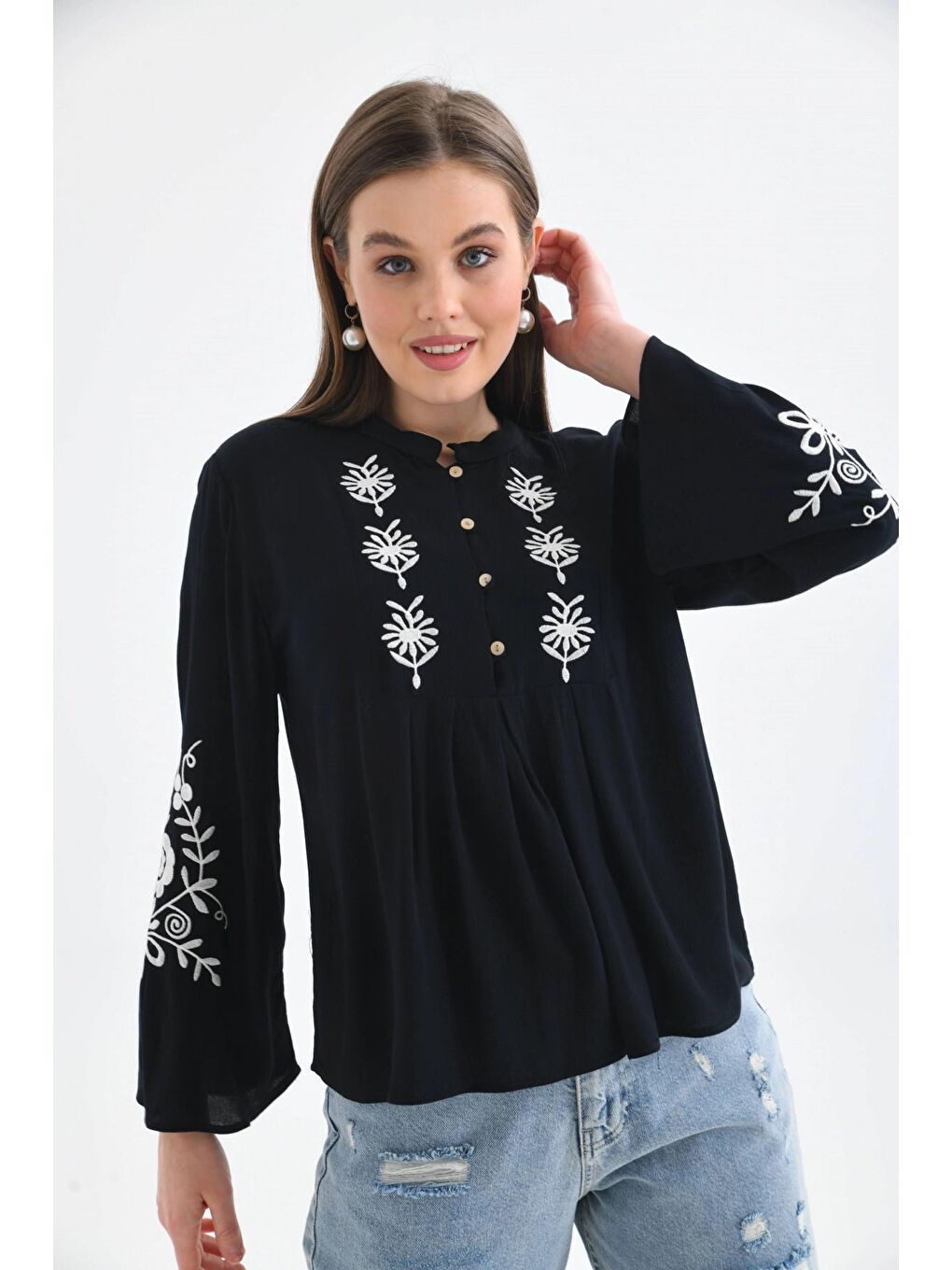 Siyah Uzun Kollu Nakışlı Bluz-1