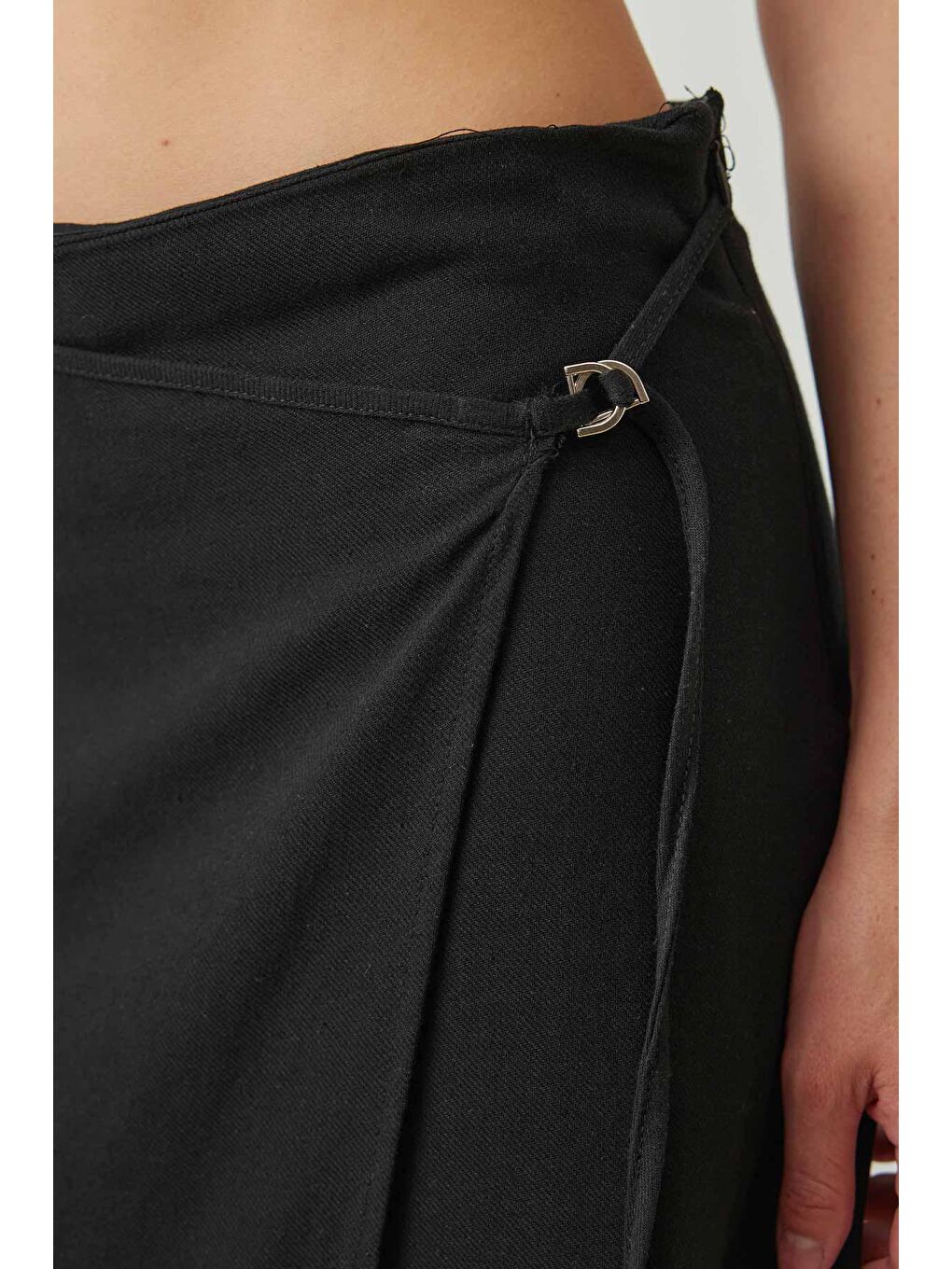 D Toka Aksesuarlı Siyah Etek-3