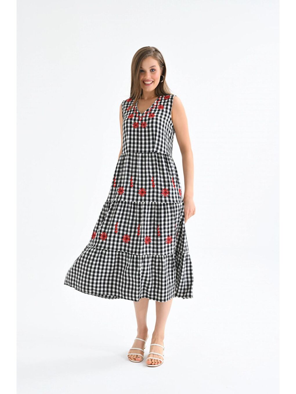 Siyah Nakış Detaylı Sıfır Kol Uzun Elbise-1