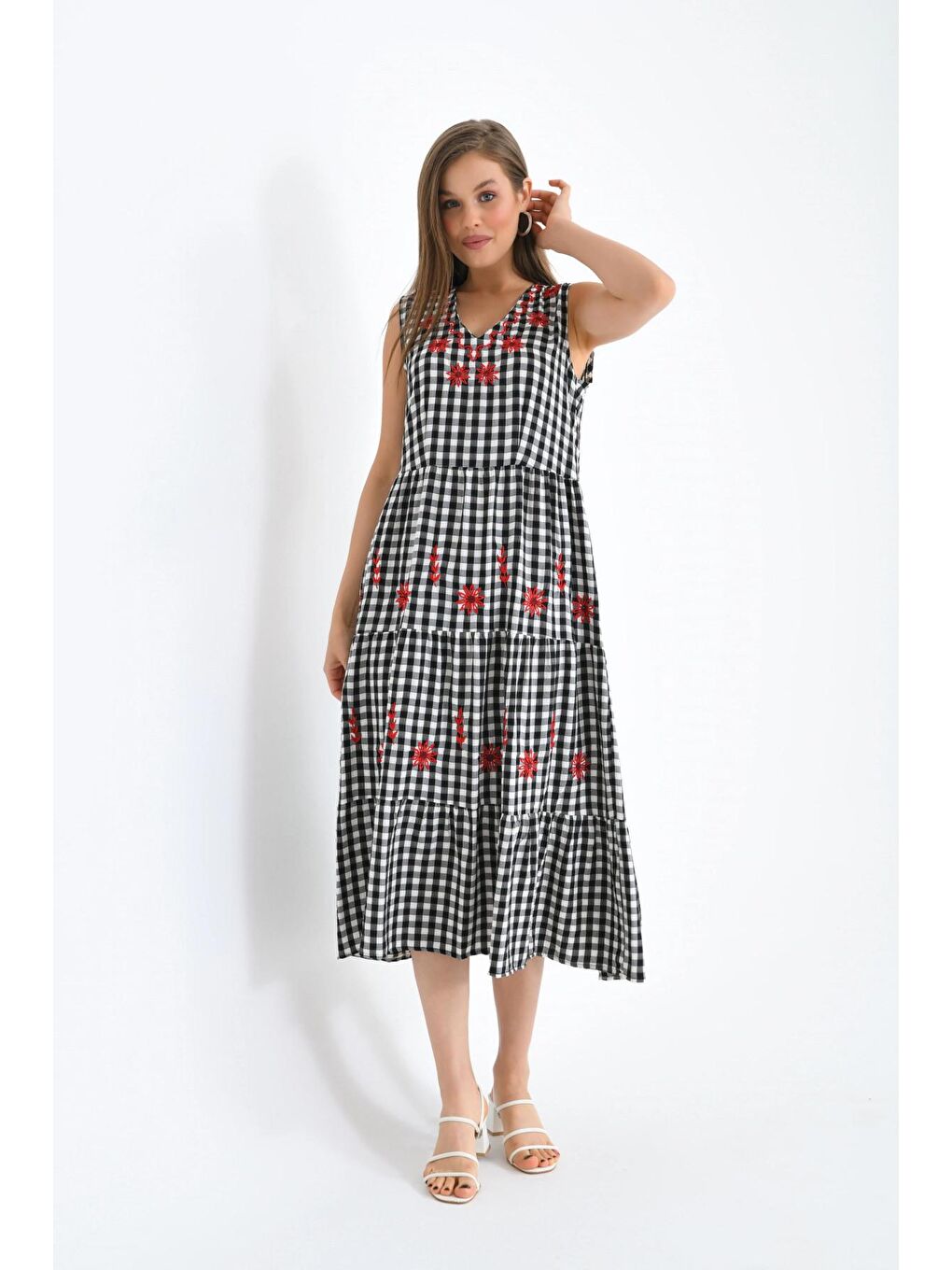 Siyah Nakış Detaylı Sıfır Kol Uzun Elbise-3