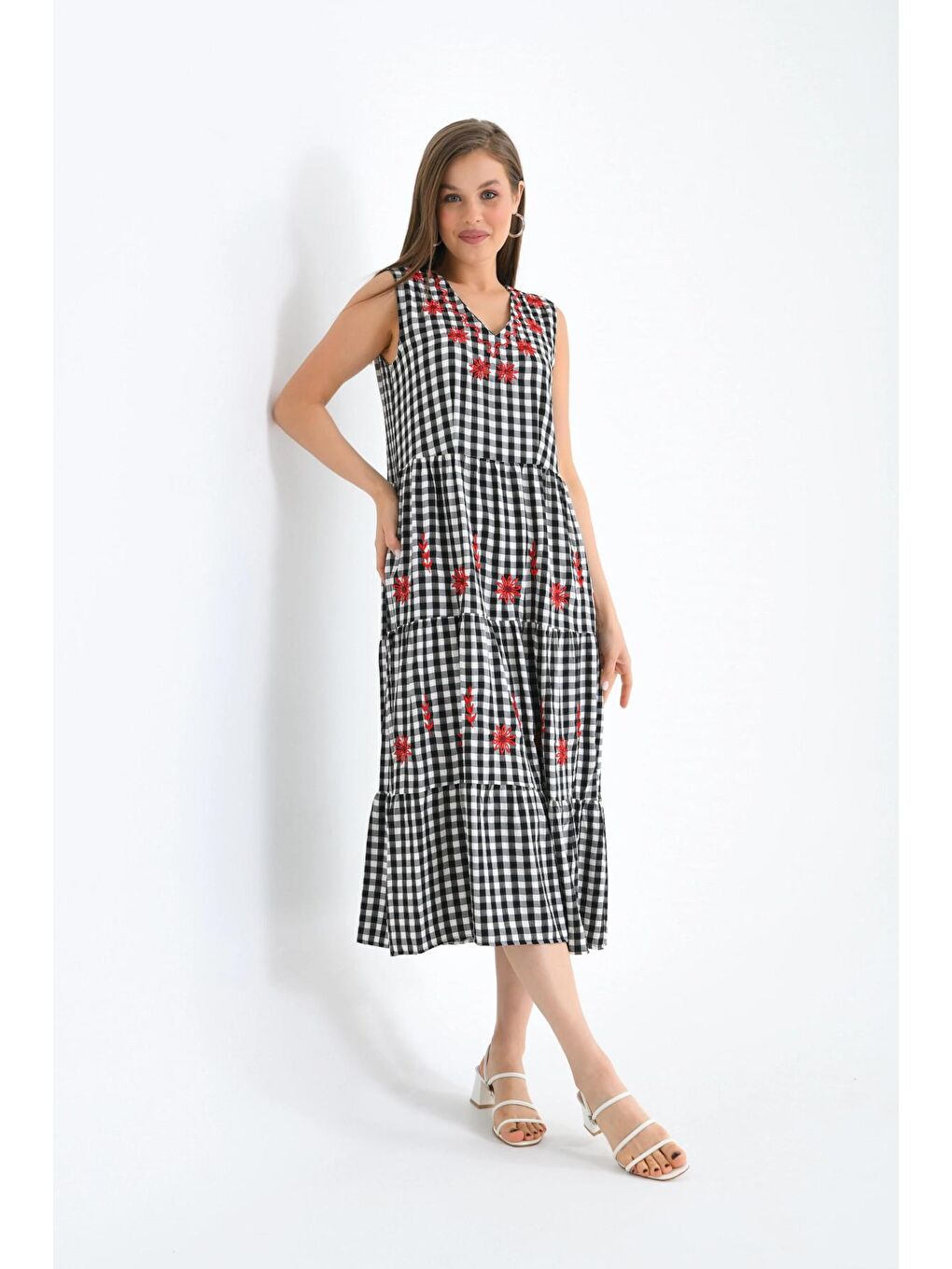 Siyah Nakış Detaylı Sıfır Kol Uzun Elbise-4