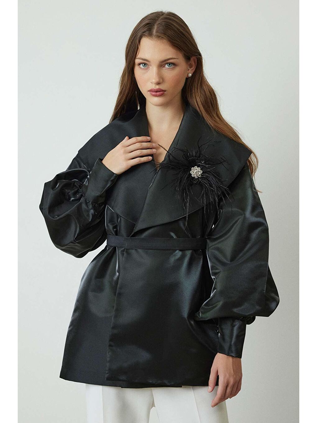 Tüy Broş Detaylı Siyah Kaftan