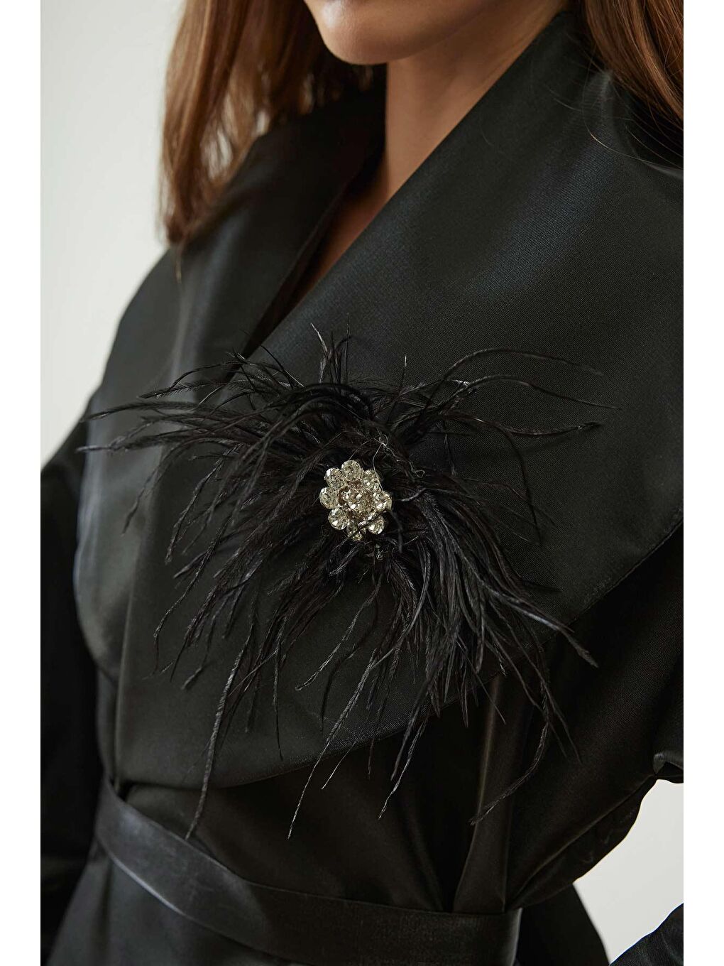 Tüy Broş Detaylı Siyah Kaftan-1