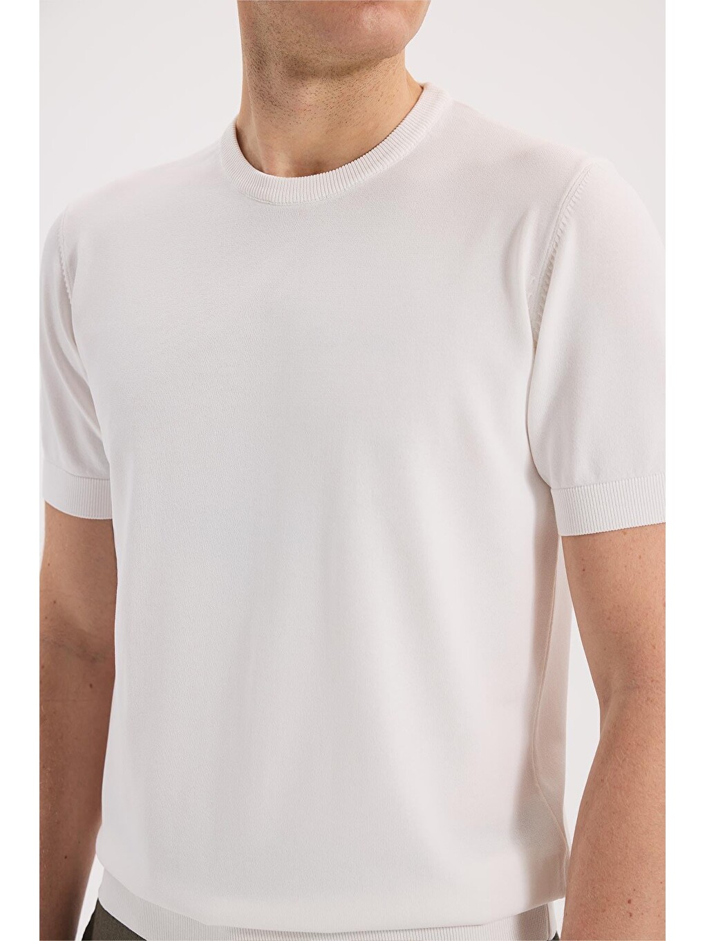 Beyaz Slim Fit Bisiklet Yaka Rayon Tişört-2