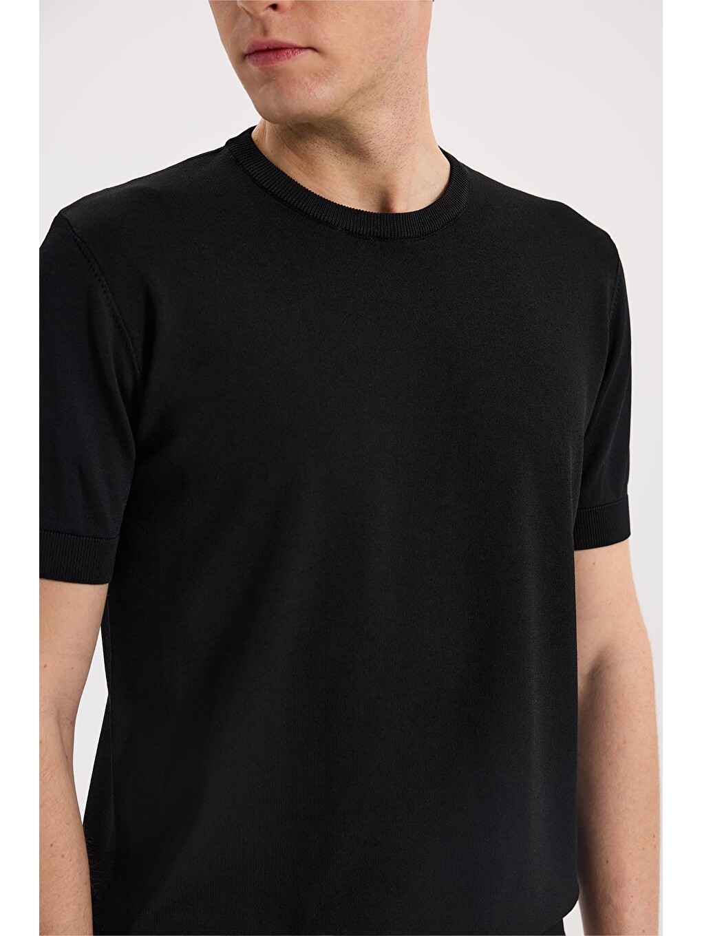 Siyah Slim Fit Bisiklet Yaka Rayon Tişört-2