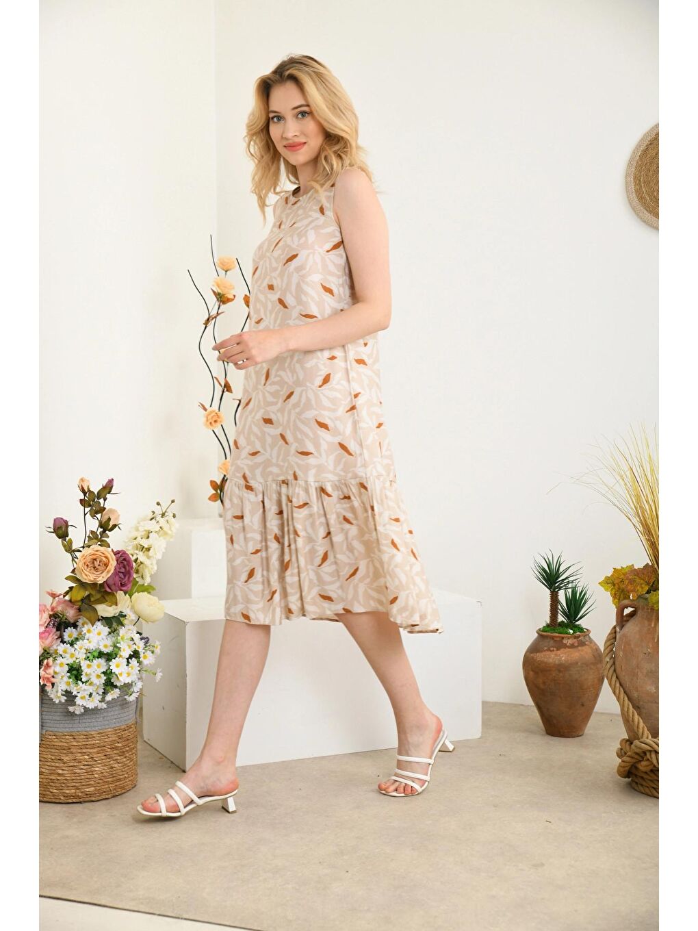 Bej Kadın Bisiklet Yaka Sıfır Kol Kat Detaylı Empirme Elbise