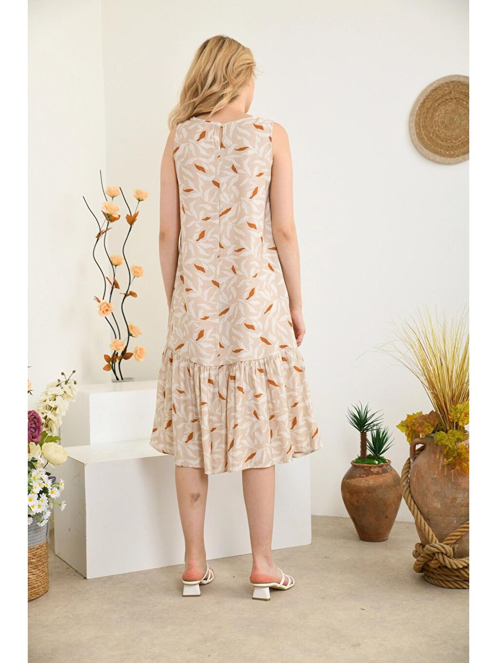 Bej Kadın Bisiklet Yaka Sıfır Kol Kat Detaylı Empirme Elbise-4