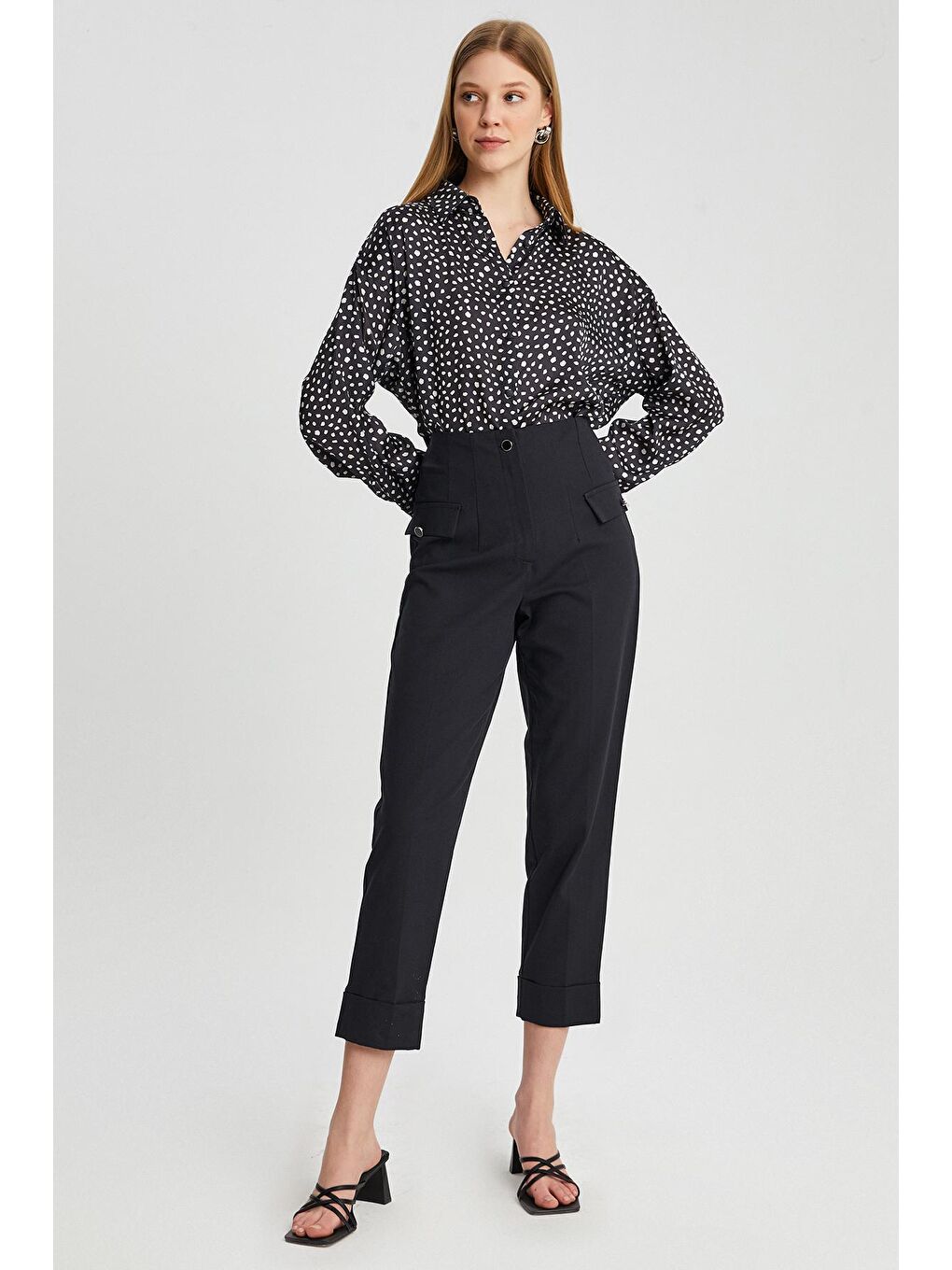 Siyah Kadın Yüksek Bel Duble Paça Yan Süs Cepli Kumaş Pantolon