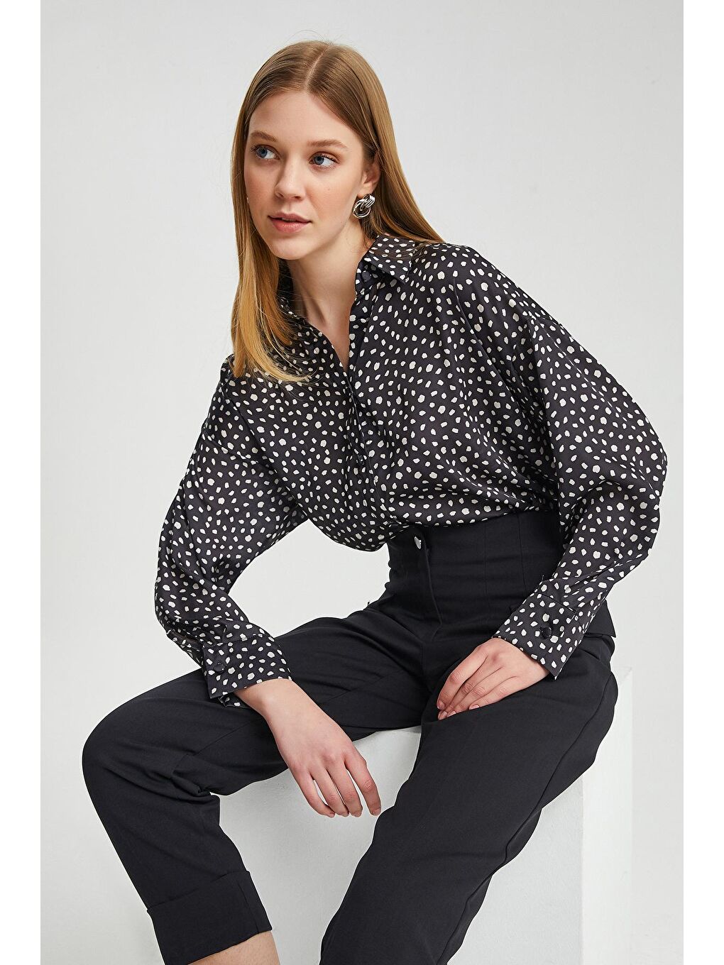 Siyah Kadın Yüksek Bel Duble Paça Yan Süs Cepli Kumaş Pantolon-2