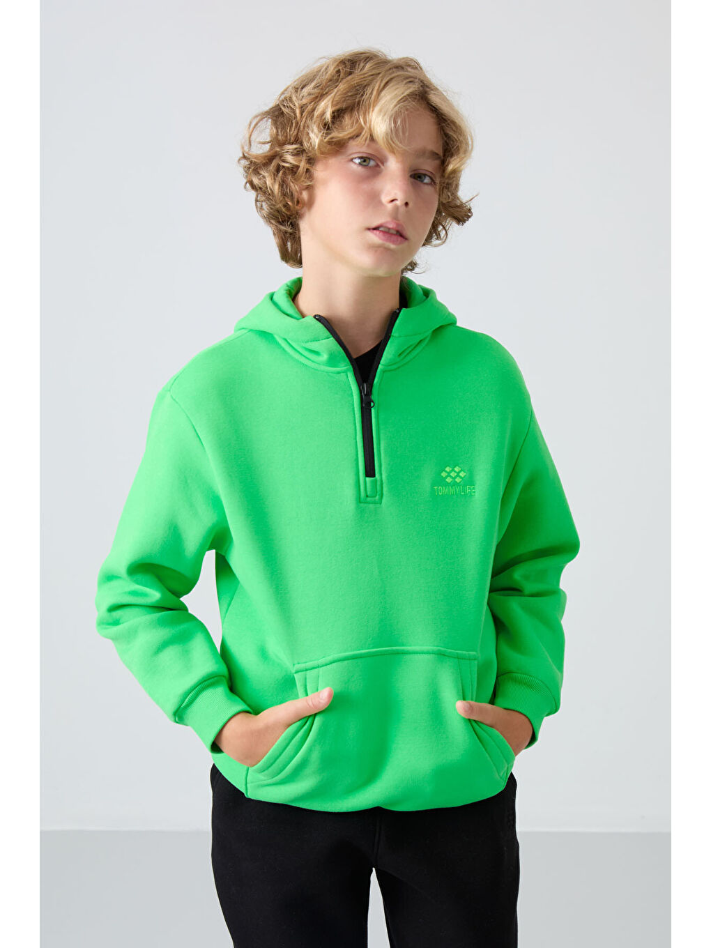 Neon Yeşil Pamuklu Kalın İçi Tüylü Yumuşak Dokulu Standart Fit Nakışlı Erkek Çocuk Sweatshirt - 112-3