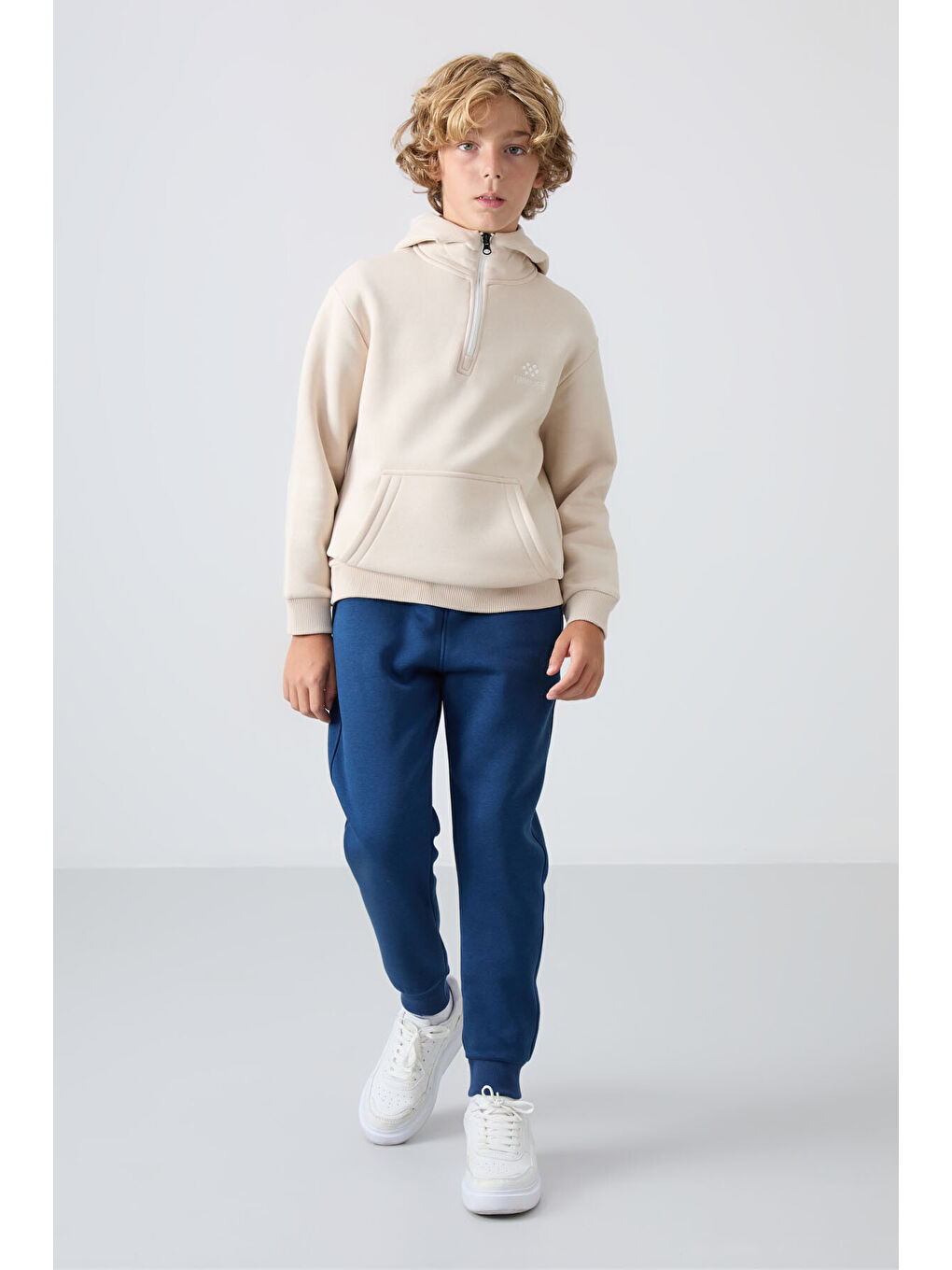 Bej Pamuklu Kalın İçi Tüylü Yumuşak Dokulu Standart Fit Nakışlı Erkek Çocuk Sweatshirt - 11244-1