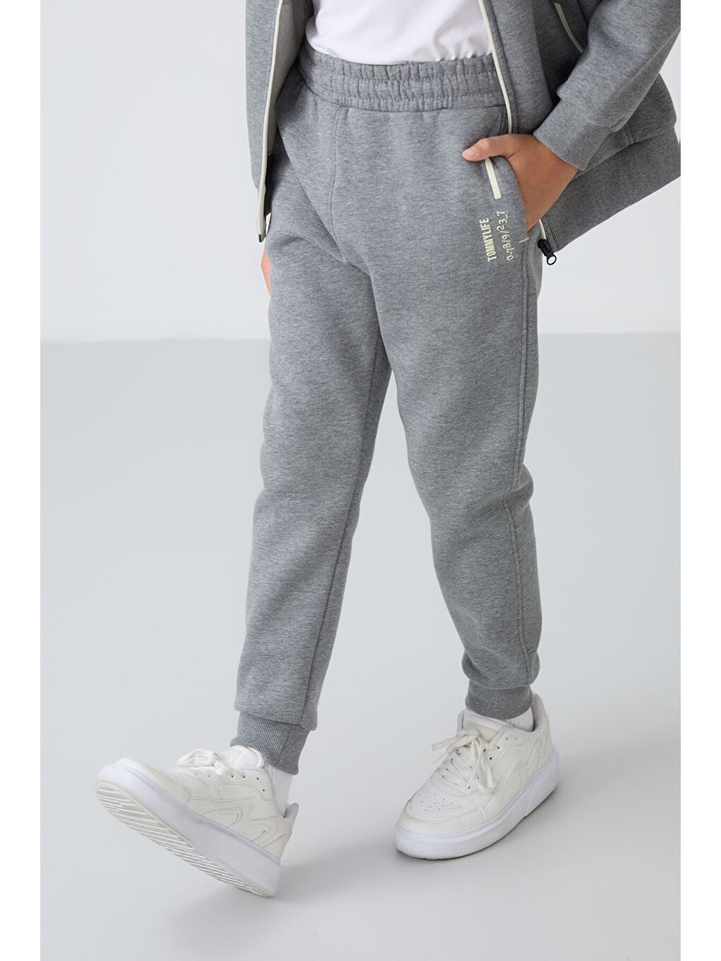 Gri Melanj Pamuklu Kalın İçi Tüylü Yumuşak Dokulu Standart Fit Nakışlı Erkek Çocuk Eşofman Takım --3