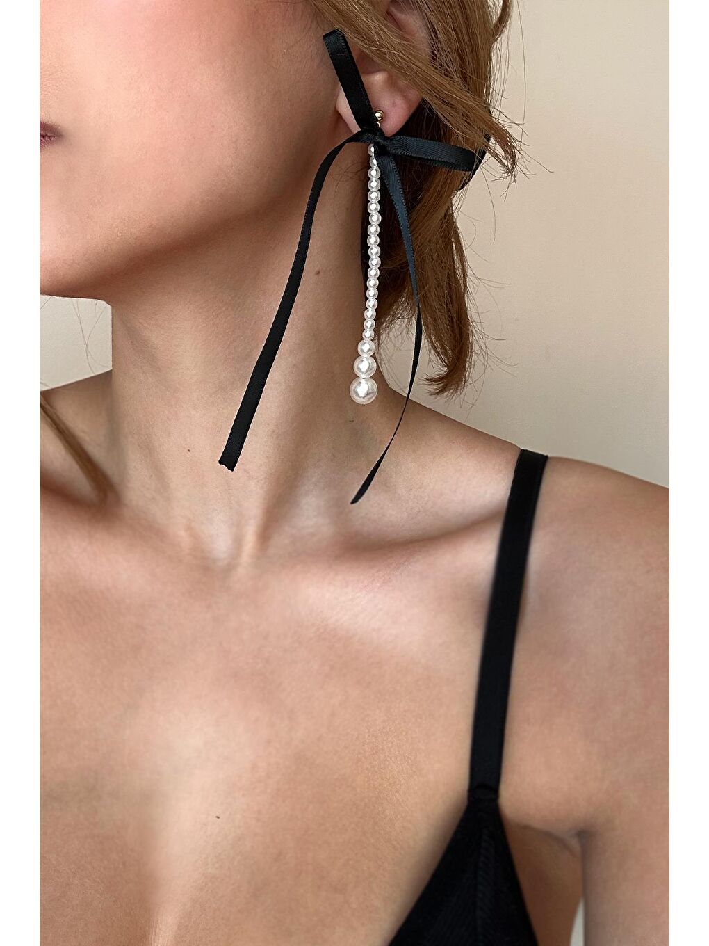 İnci Sallantılı Siyah Fiyonk Küpe-4