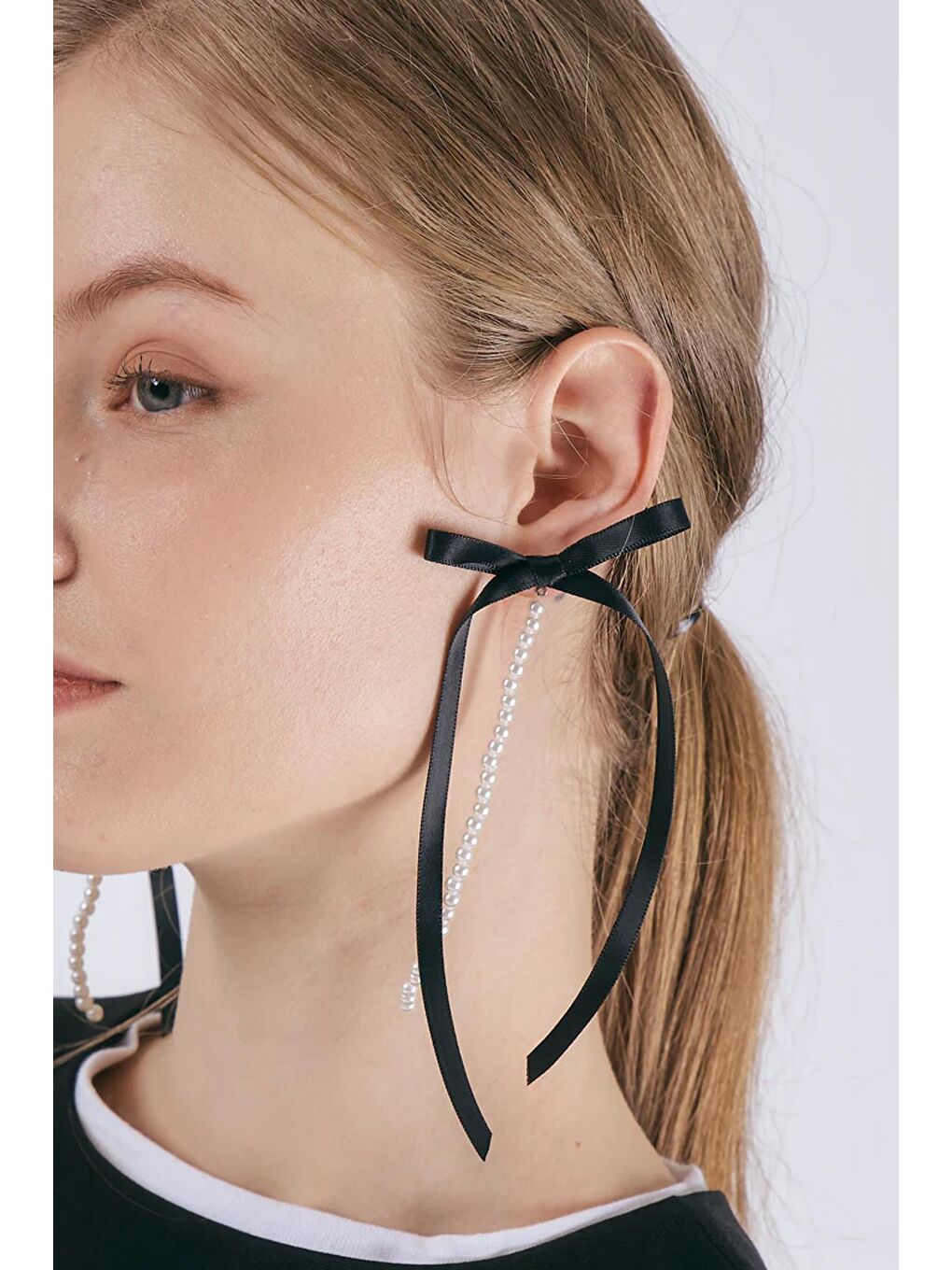 İnci Sallantılı Siyah Fiyonk Küpe-5