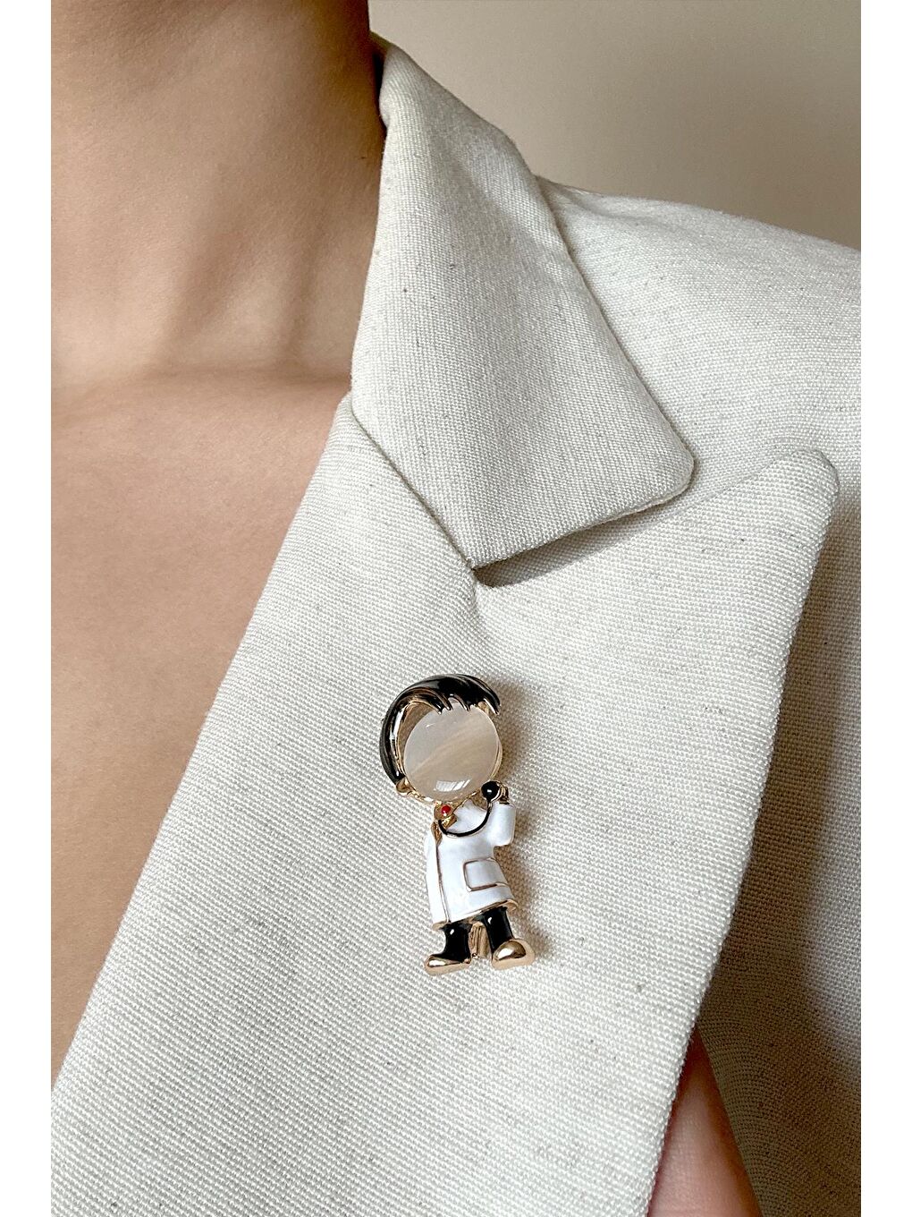 Sarı Erkek Doktor Karakterli Mineli Yaka İğnesi Broş-5