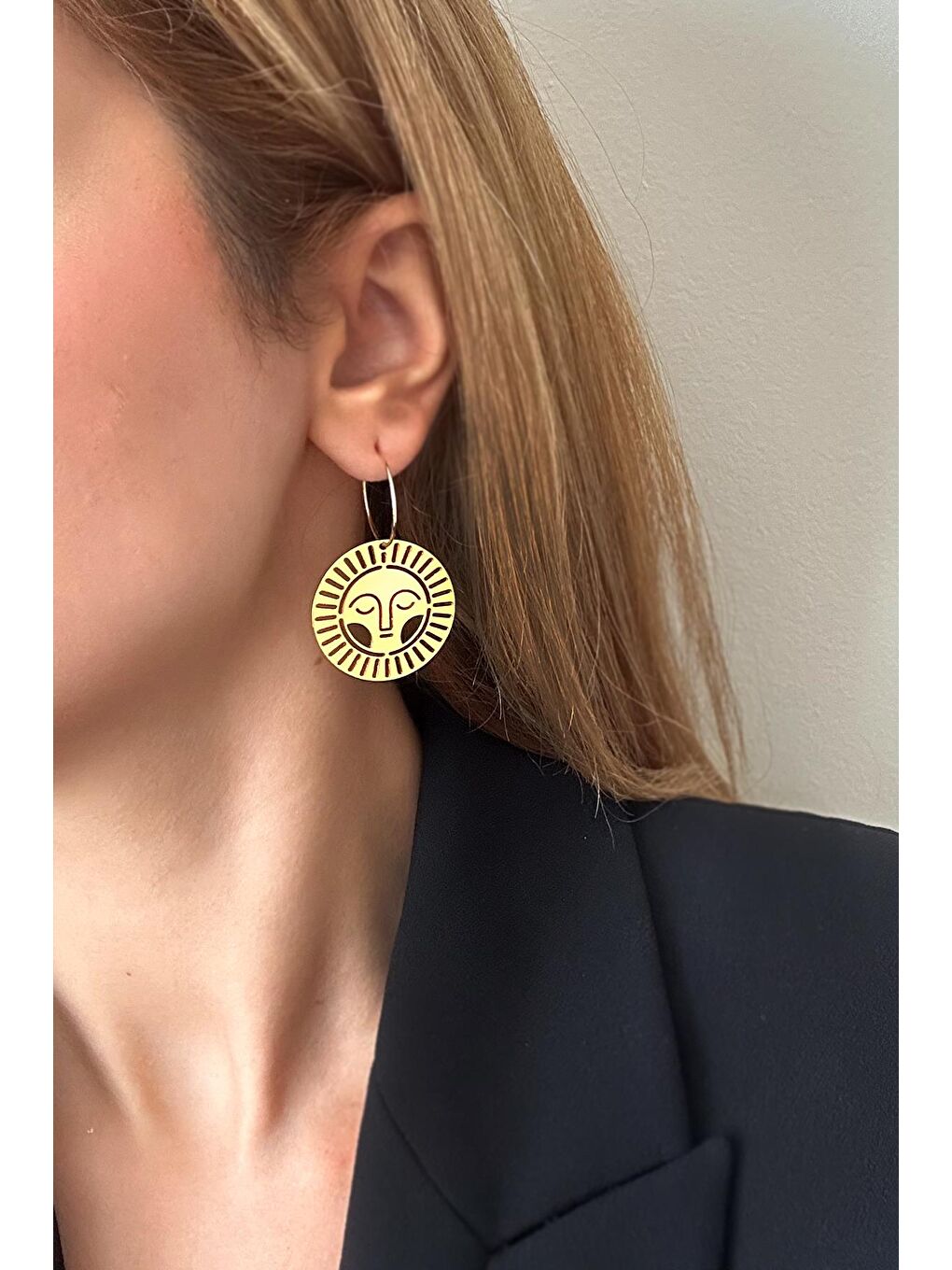 Sarı Altın Kaplama Sahure Serisi Güneş Tanrısı Figürlü Sallantılı Halka Küpe-3