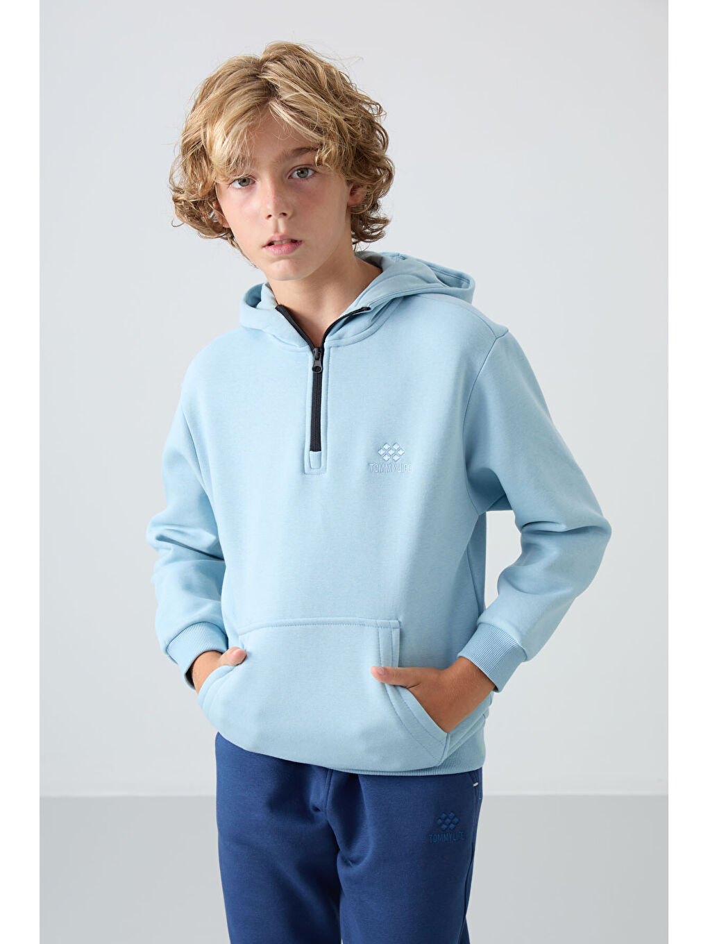 Açık Mavi Pamuklu Kalın İçi Tüylü Yumuşak Dokulu Standart Fit Nakışlı Erkek Çocuk Sweatshirt - 1124