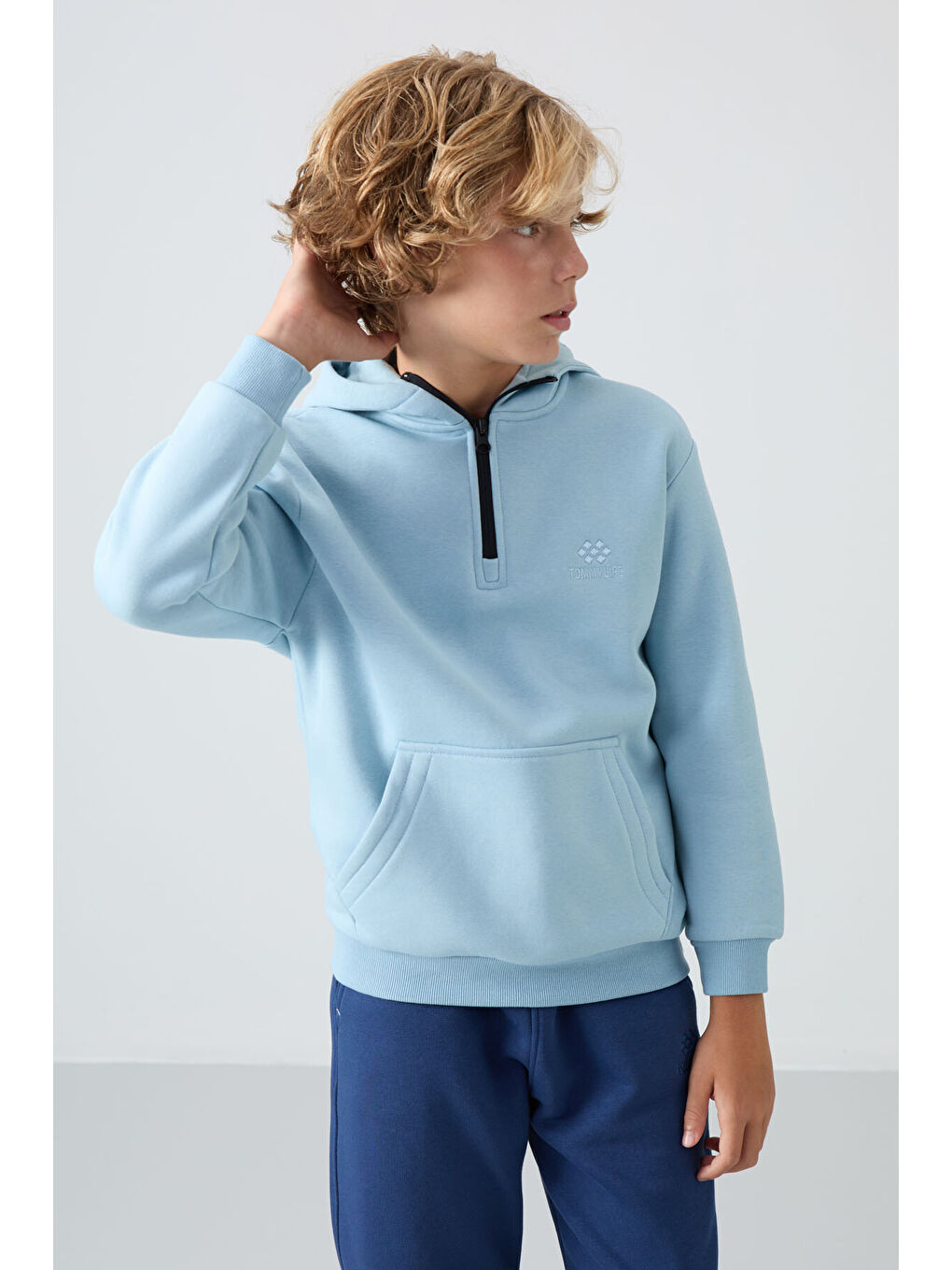 Açık Mavi Pamuklu Kalın İçi Tüylü Yumuşak Dokulu Standart Fit Nakışlı Erkek Çocuk Sweatshirt - 1124-1