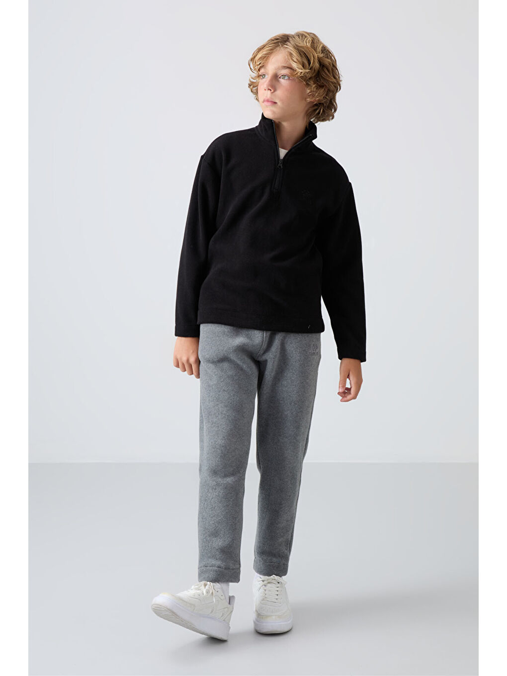 Siyah Kalın Yumuşak Dokulu Standart Fit Nakışlı Polar Erkek Çocuk Sweatshirt - 11221-1