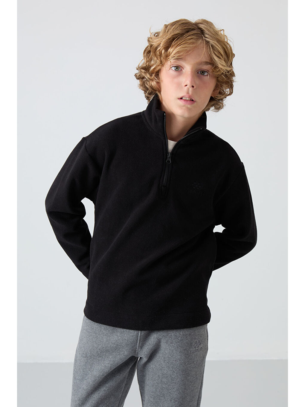 Siyah Kalın Yumuşak Dokulu Standart Fit Nakışlı Polar Erkek Çocuk Sweatshirt - 11221-3