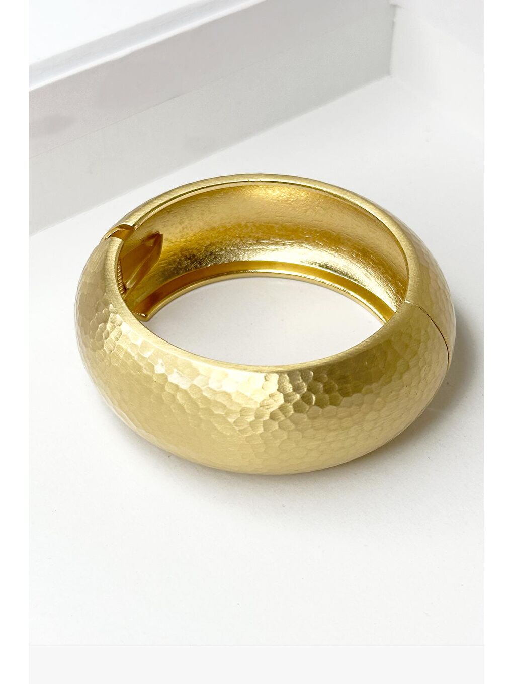 Sarı Gold Dövme Dokulu Kadın Kelepçe Bileklik-4