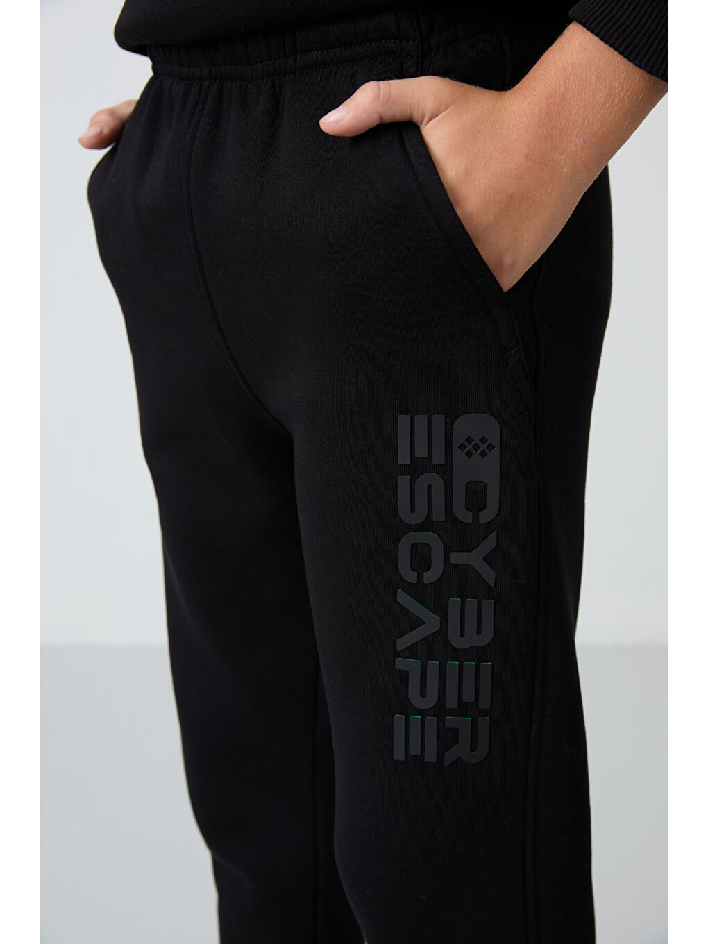 Siyah Pamuklu Kalın İçi Tüylü Yumuşak Dokulu Standart Fit Baskılı Erkek Çocuk Eşofman Takım - 11233-4