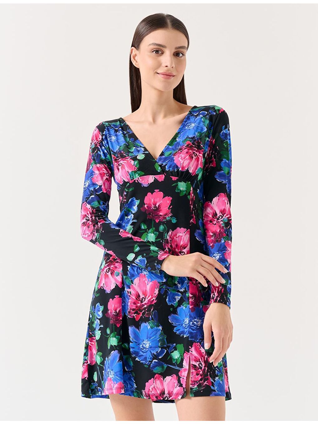 Siyah Düz Kesim V Yaka Uzun Kollu Çiçek Desenli Örme Elbise