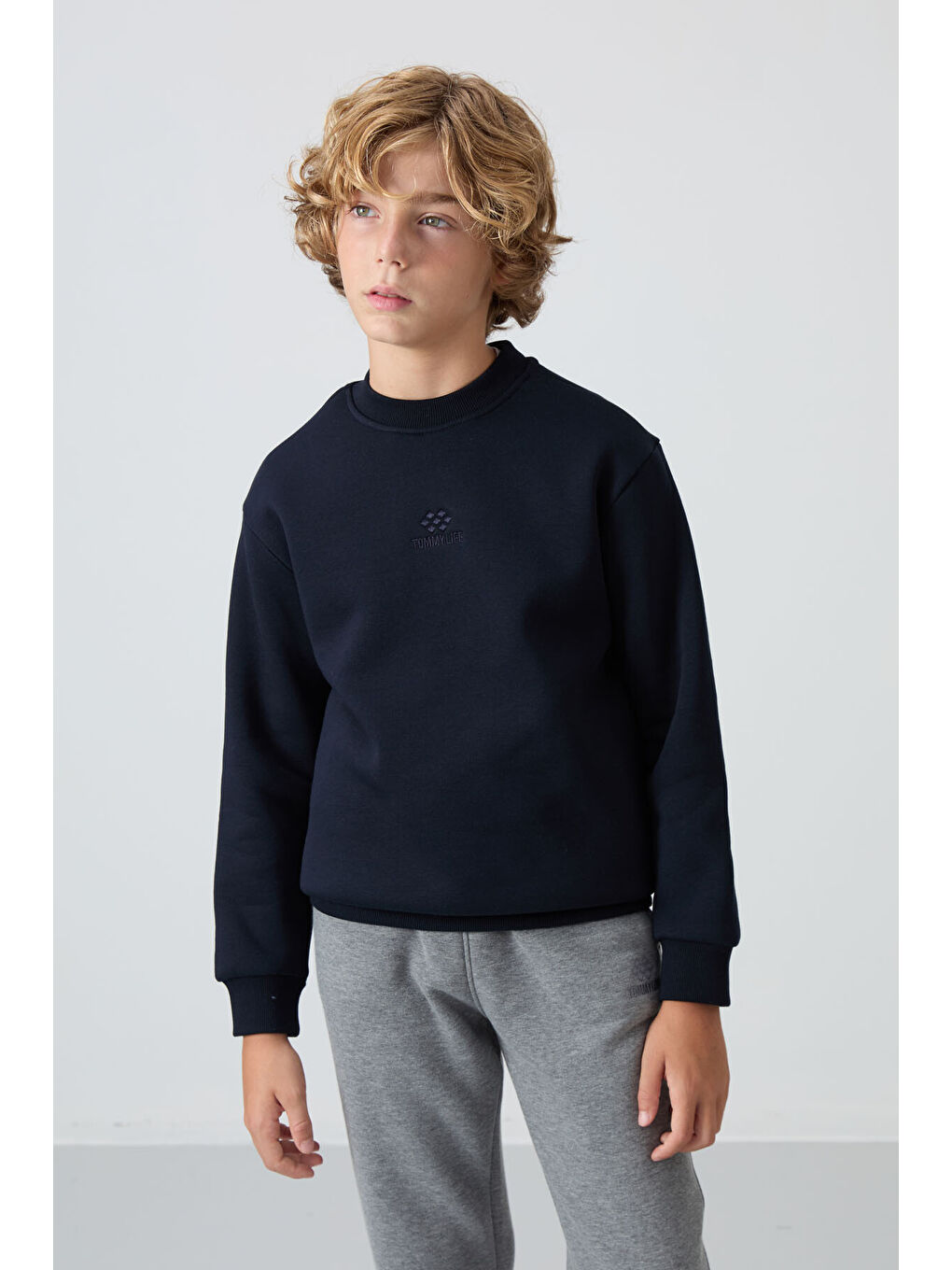 Lacivert Pamuklu Kalın İçi Tüylü Yumuşak Dokulu Standart Fit Nakışlı Erkek Çocuk Sweatshirt - 11232-3