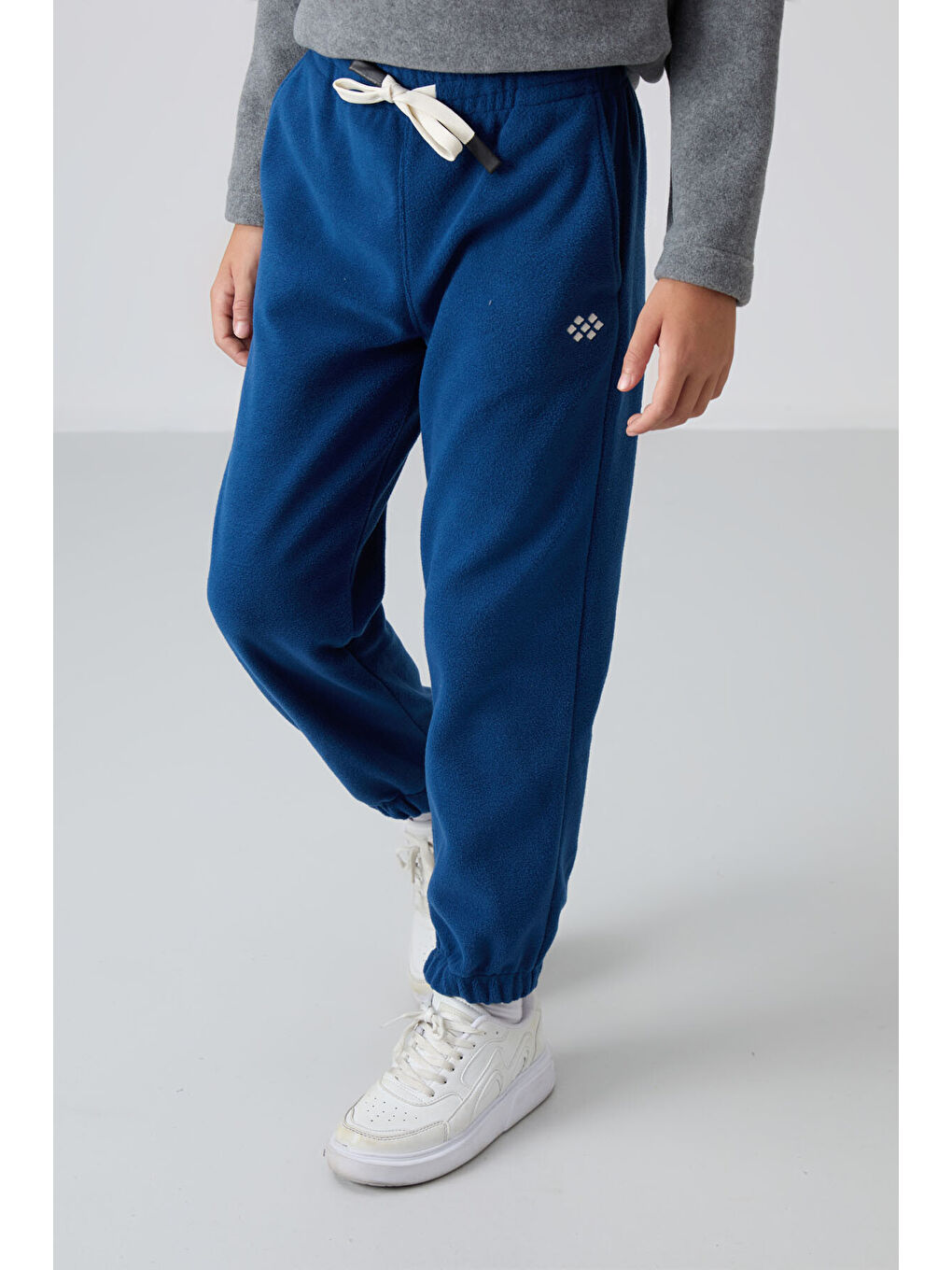 Mavi Parlament Kalın Yumuşak Dokulu Standart Fit Nakışlı Polar Erkek Çocuk Eşofman Alt - 11220-1