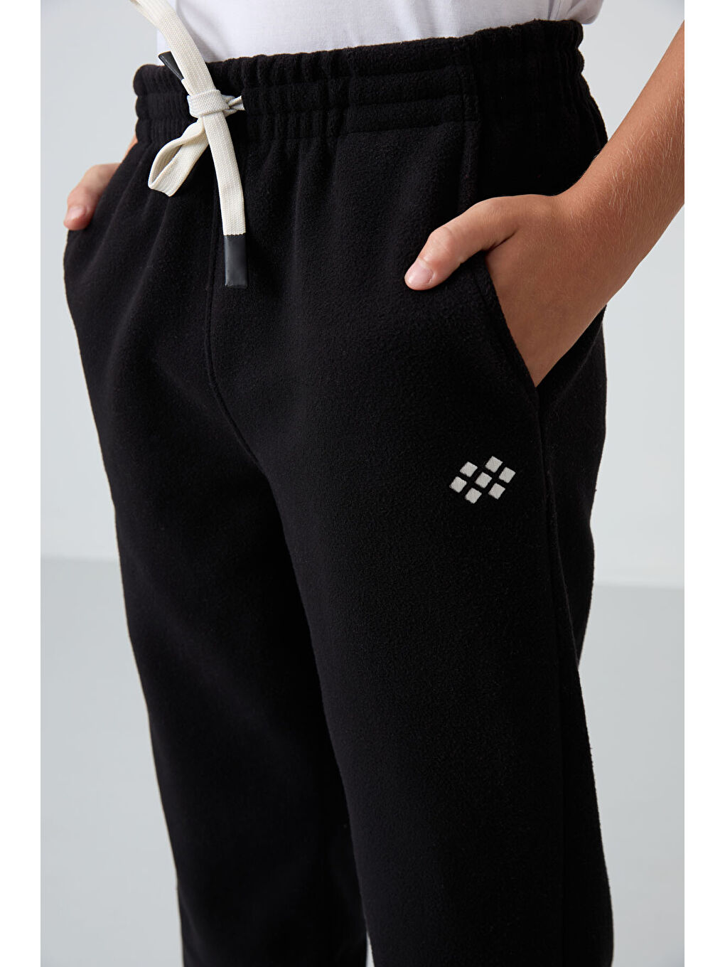 Siyah Kalın Yumuşak Dokulu Standart Fit Nakışlı Polar Erkek Çocuk Eşofman Alt - 11220-2