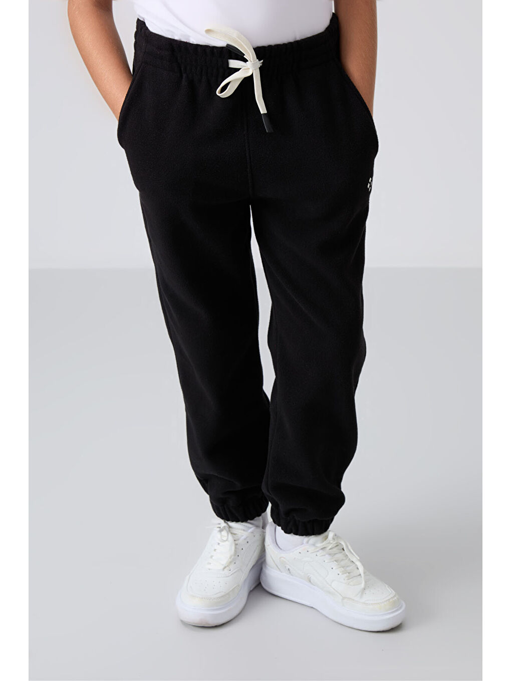 Siyah Kalın Yumuşak Dokulu Standart Fit Nakışlı Polar Erkek Çocuk Eşofman Alt - 11220-3